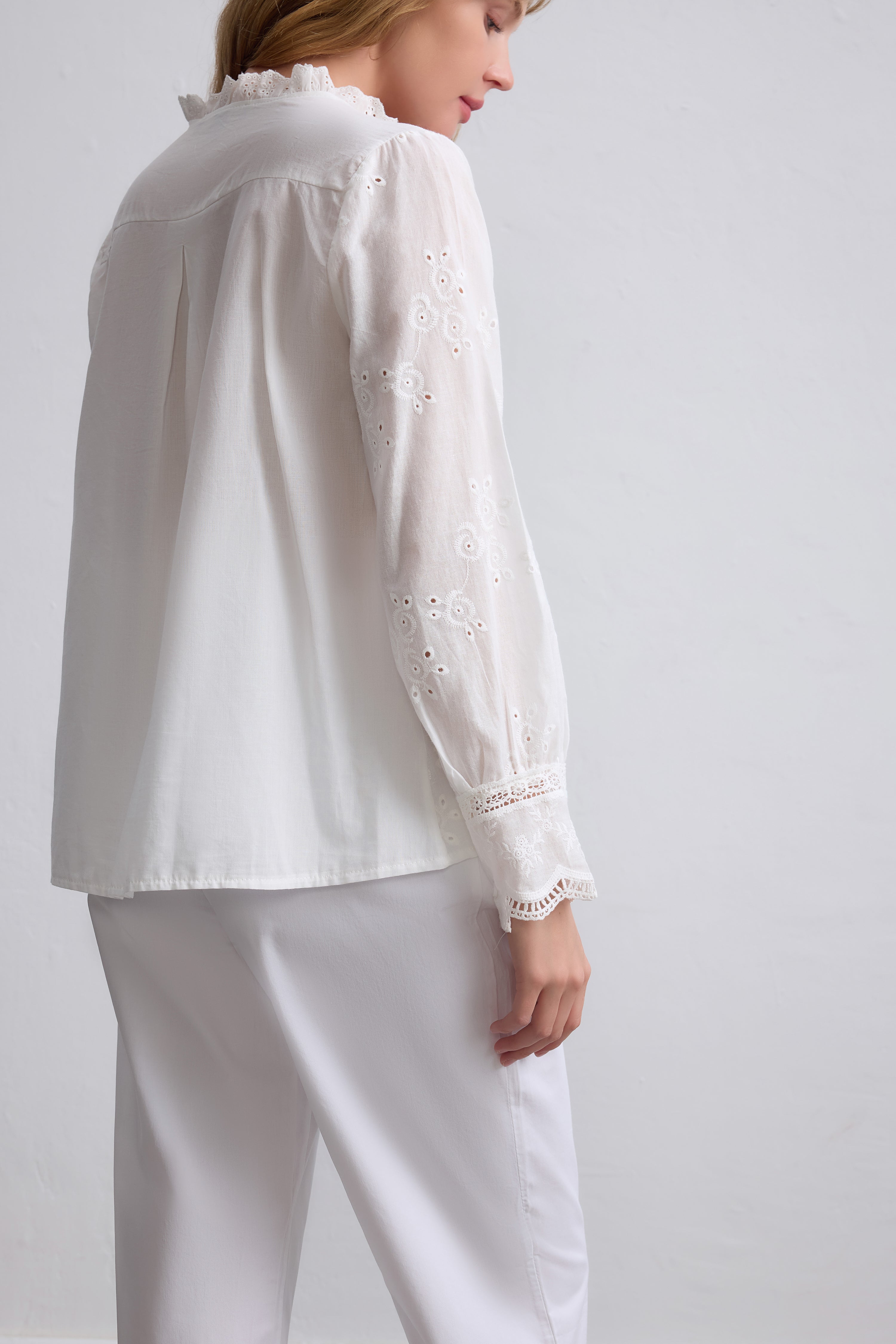 MARIA DANTEL DETAYLI FIRFIRLI PAMUK GOMLEK BEYAZ