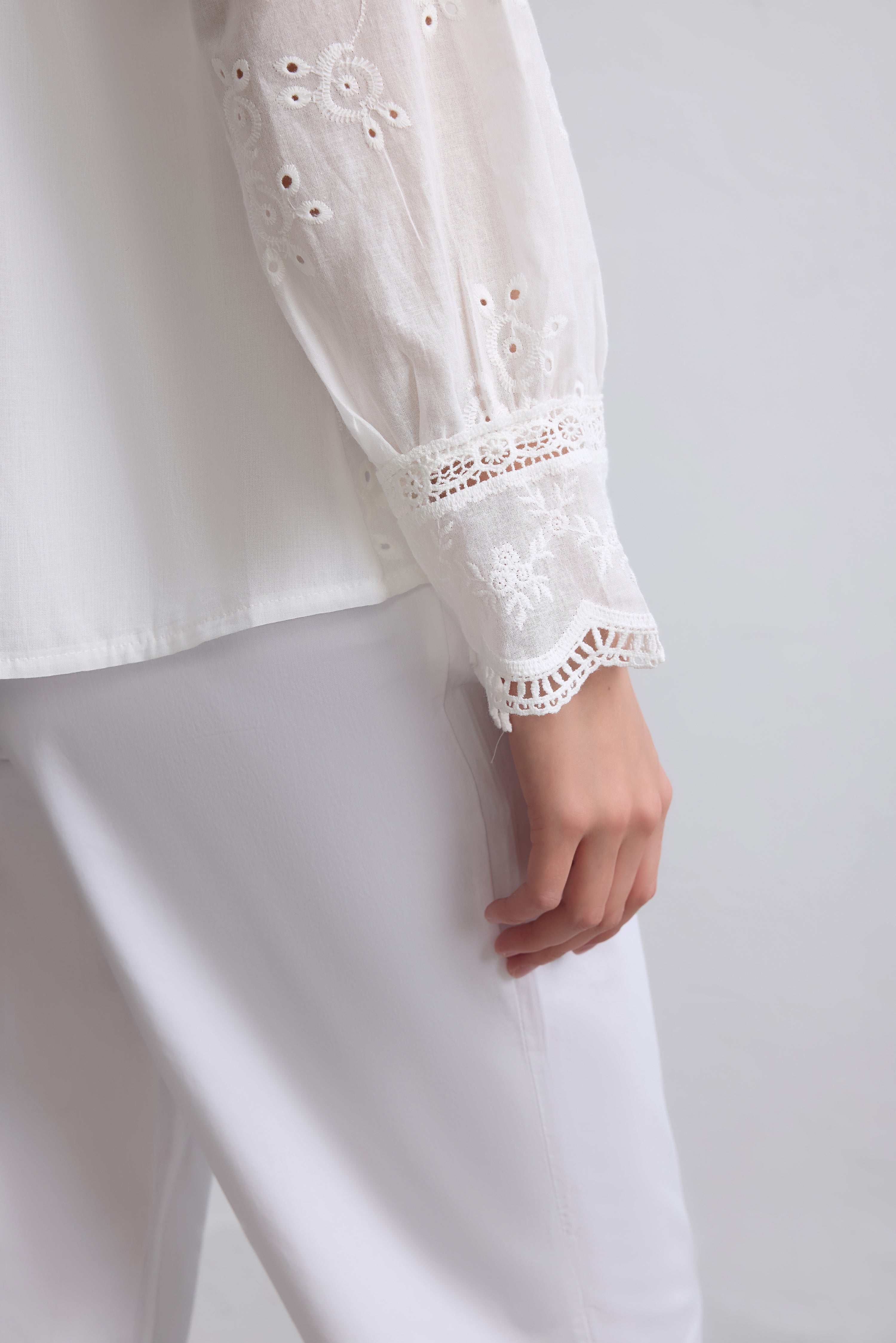 MARIA DANTEL DETAYLI FIRFIRLI PAMUK GOMLEK BEYAZ