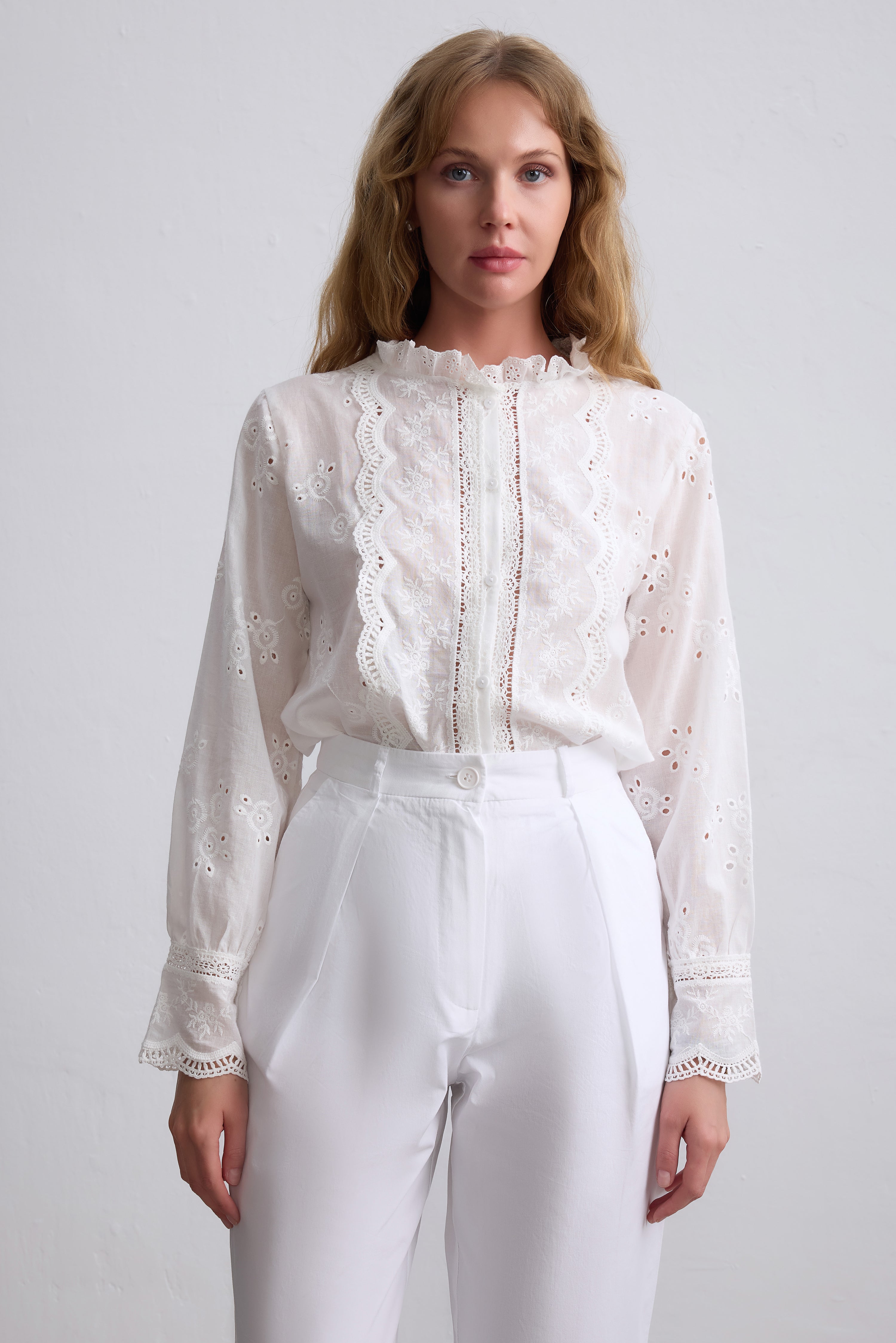 MARIA DANTEL DETAYLI FIRFIRLI PAMUK GOMLEK BEYAZ