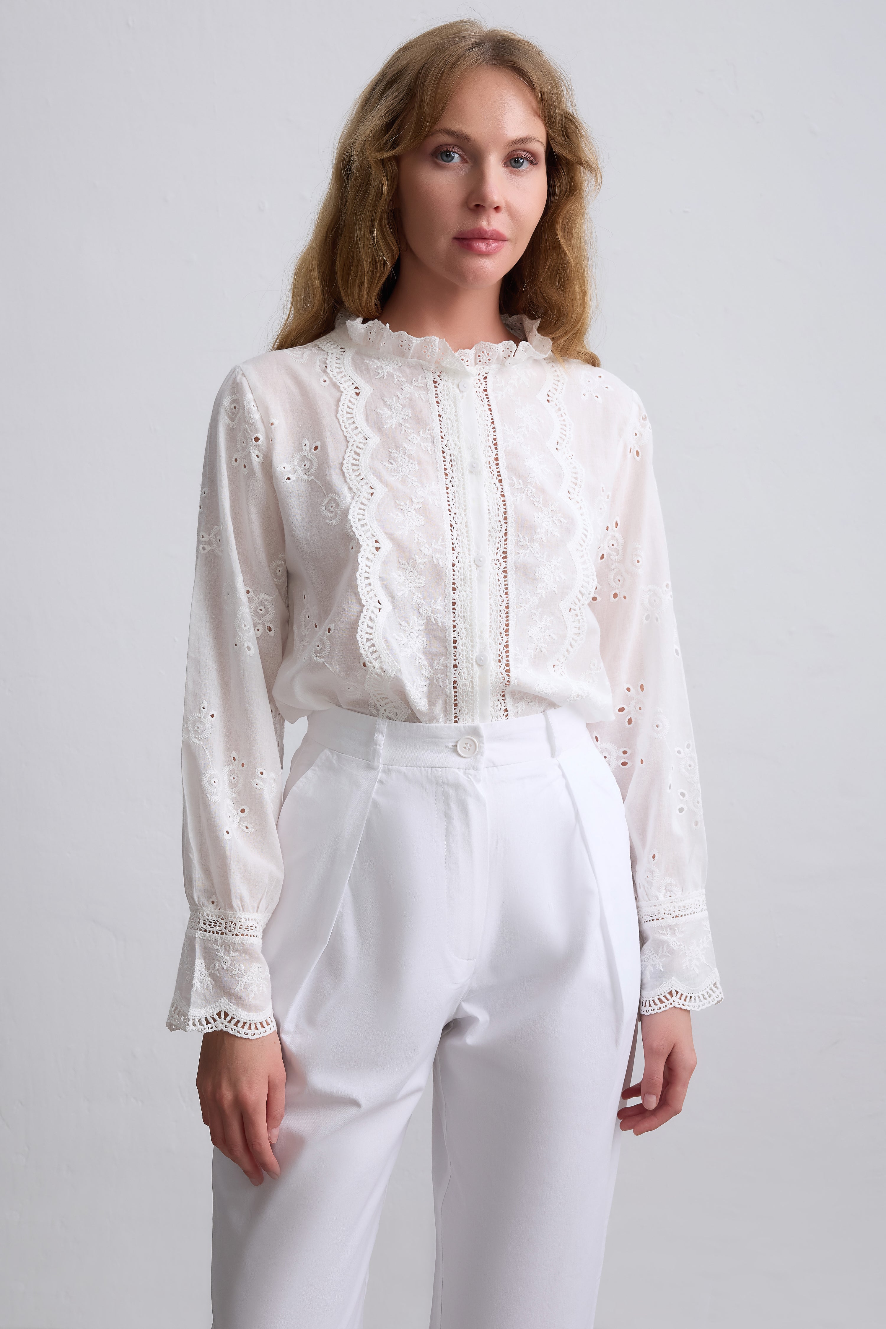 MARIA DANTEL DETAYLI FIRFIRLI PAMUK GOMLEK BEYAZ