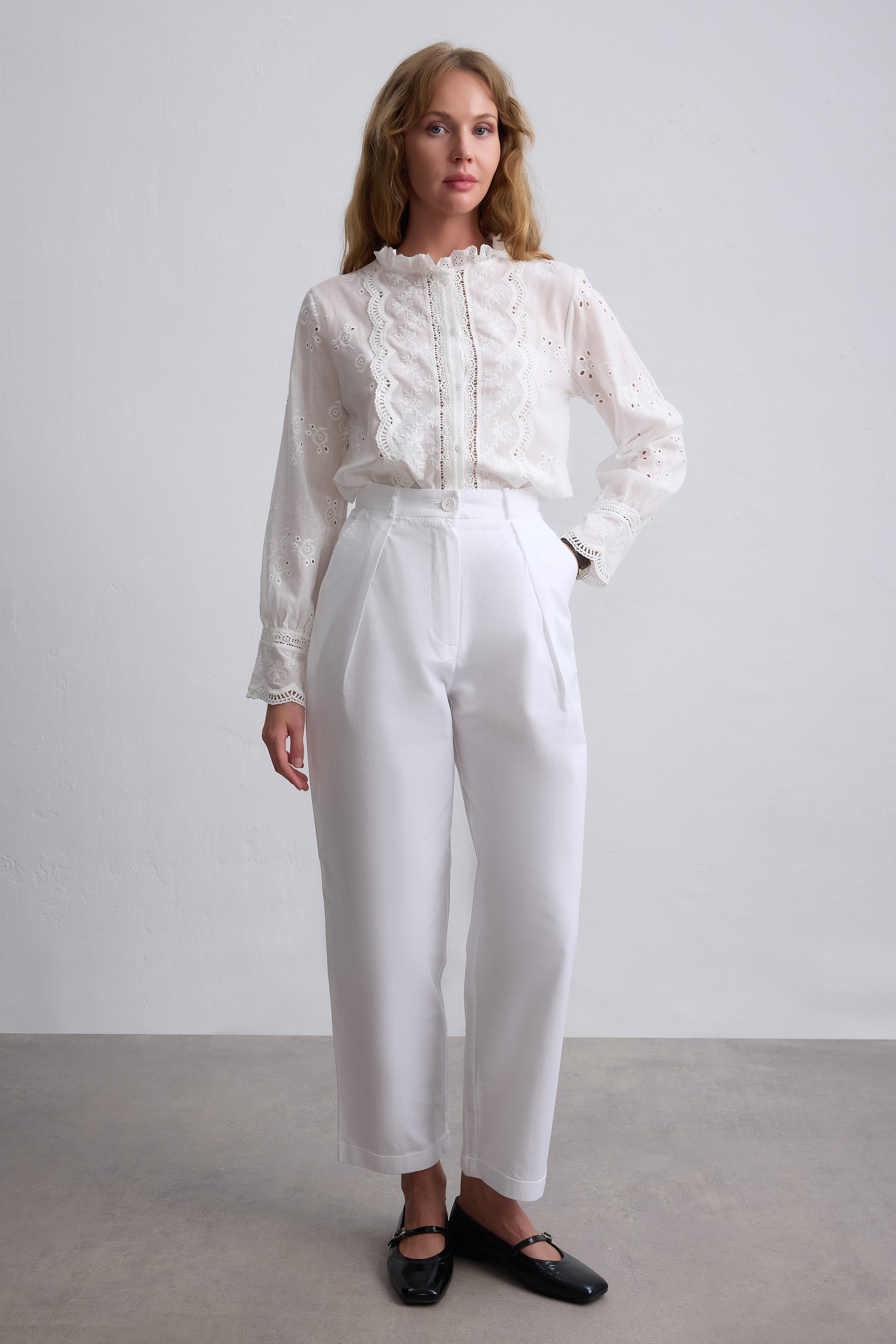 MARIA DANTEL DETAYLI FIRFIRLI PAMUK GOMLEK BEYAZ