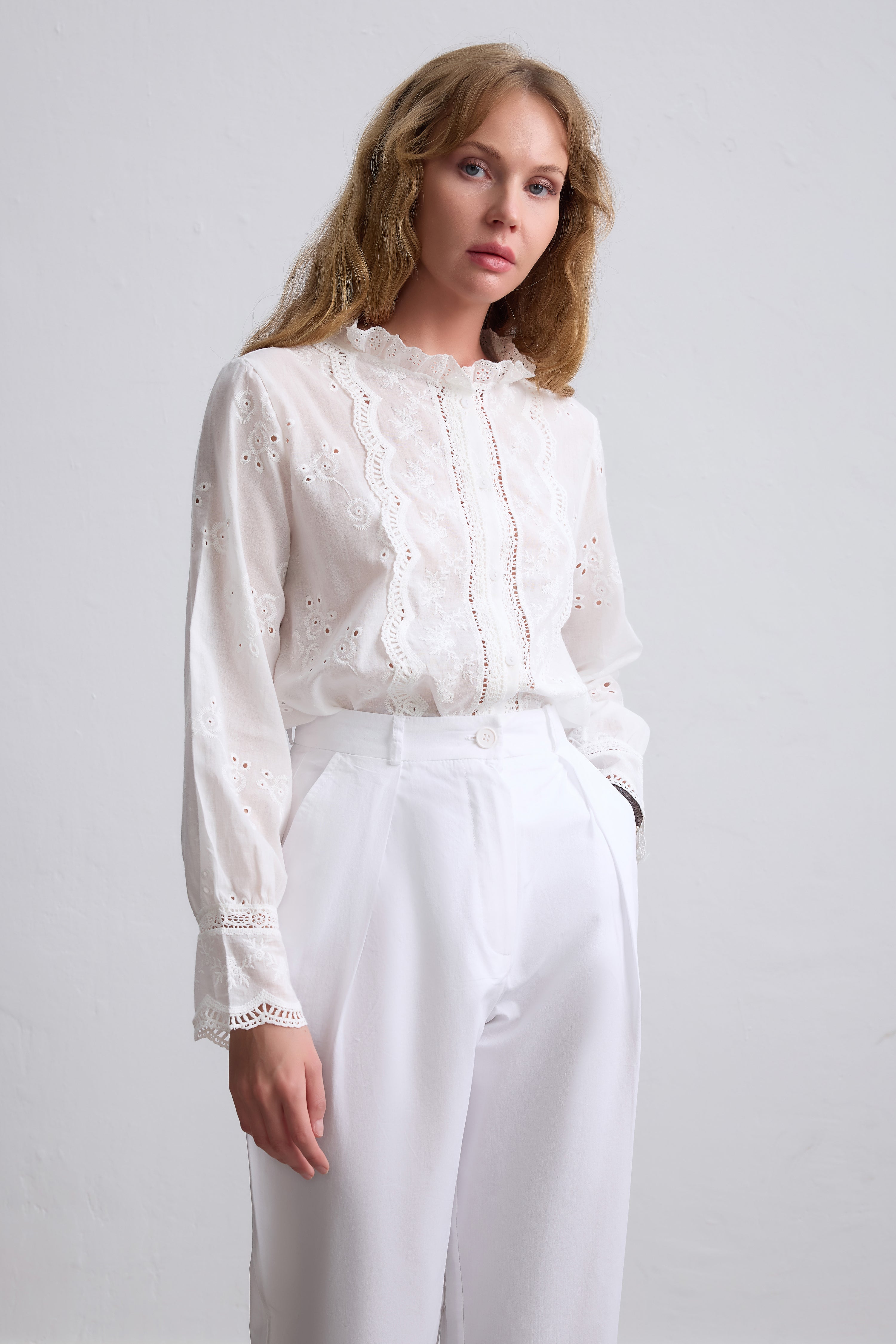 MARIA DANTEL DETAYLI FIRFIRLI PAMUK GOMLEK BEYAZ