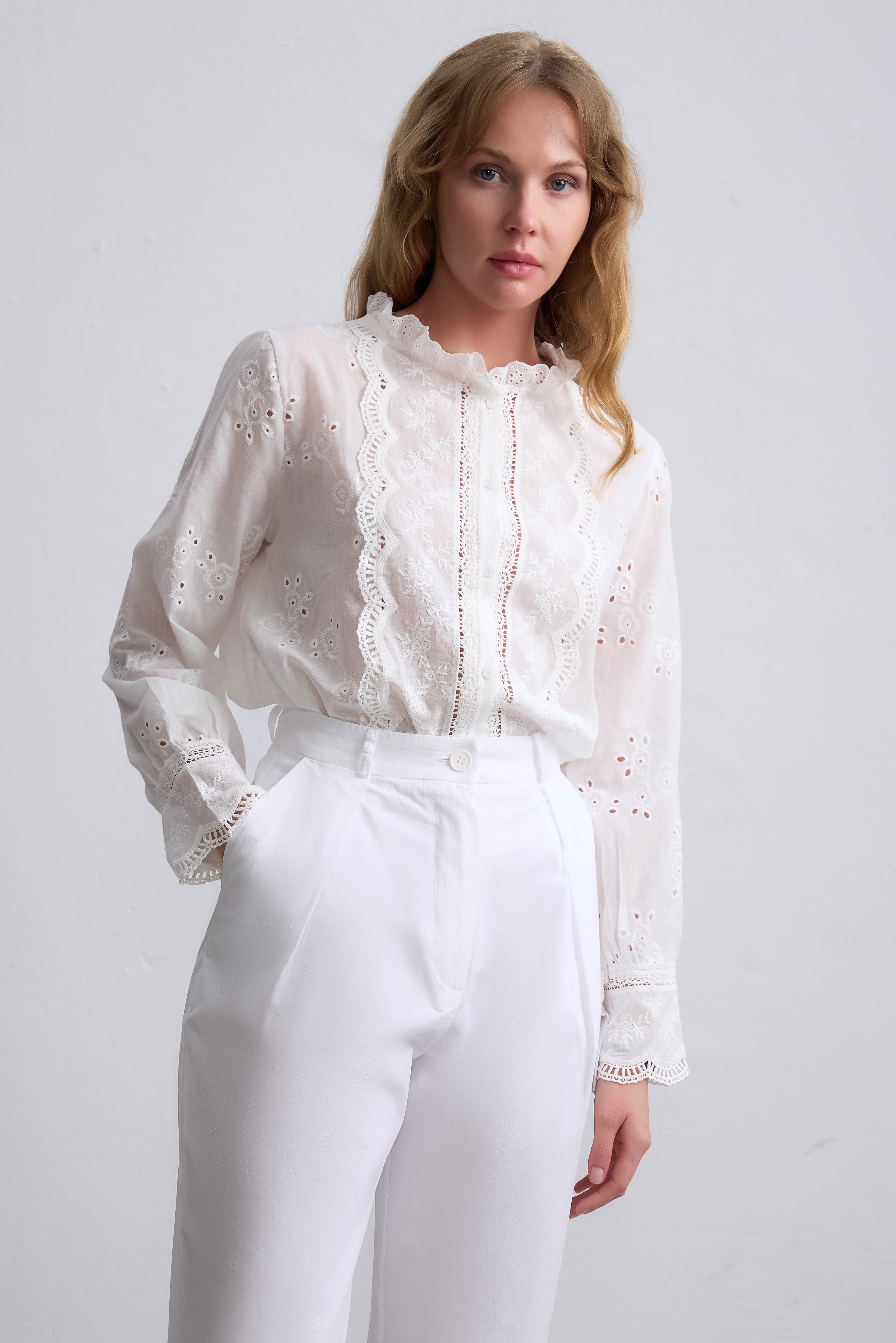 MARIA DANTEL DETAYLI FIRFIRLI PAMUK GOMLEK BEYAZ