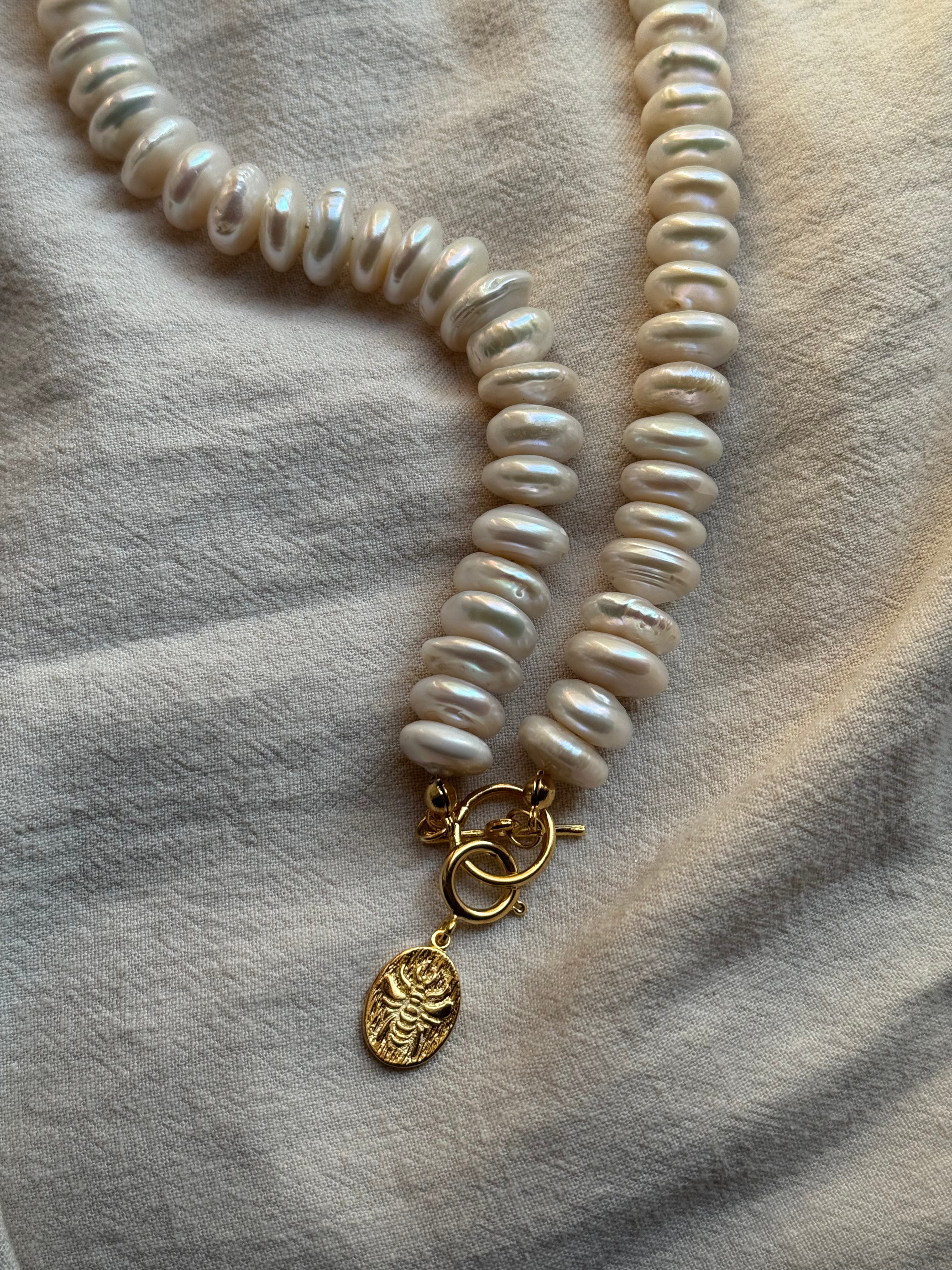 QUEEN BEE CHARM - KOLYE UCU