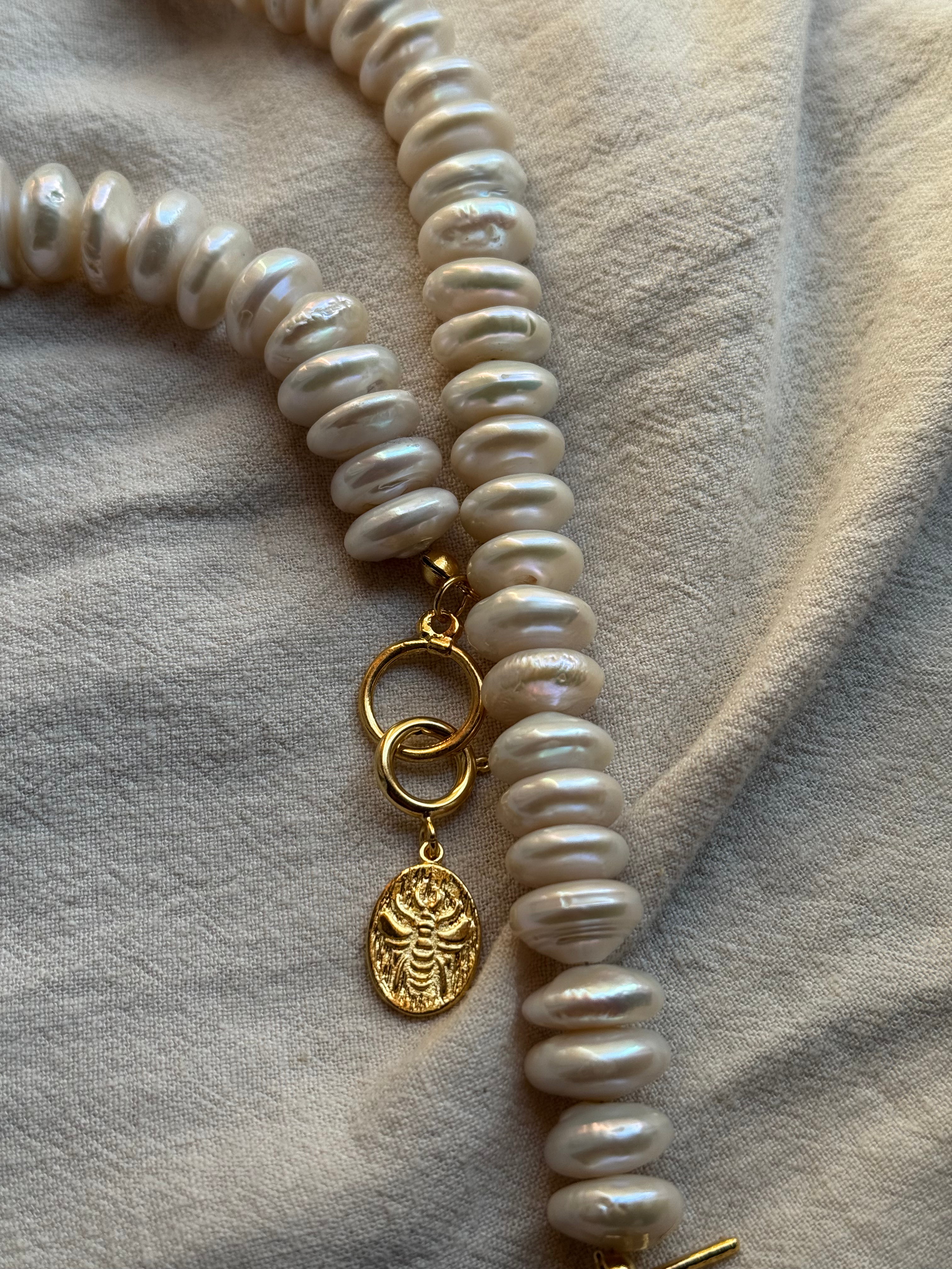 QUEEN BEE CHARM - KOLYE UCU