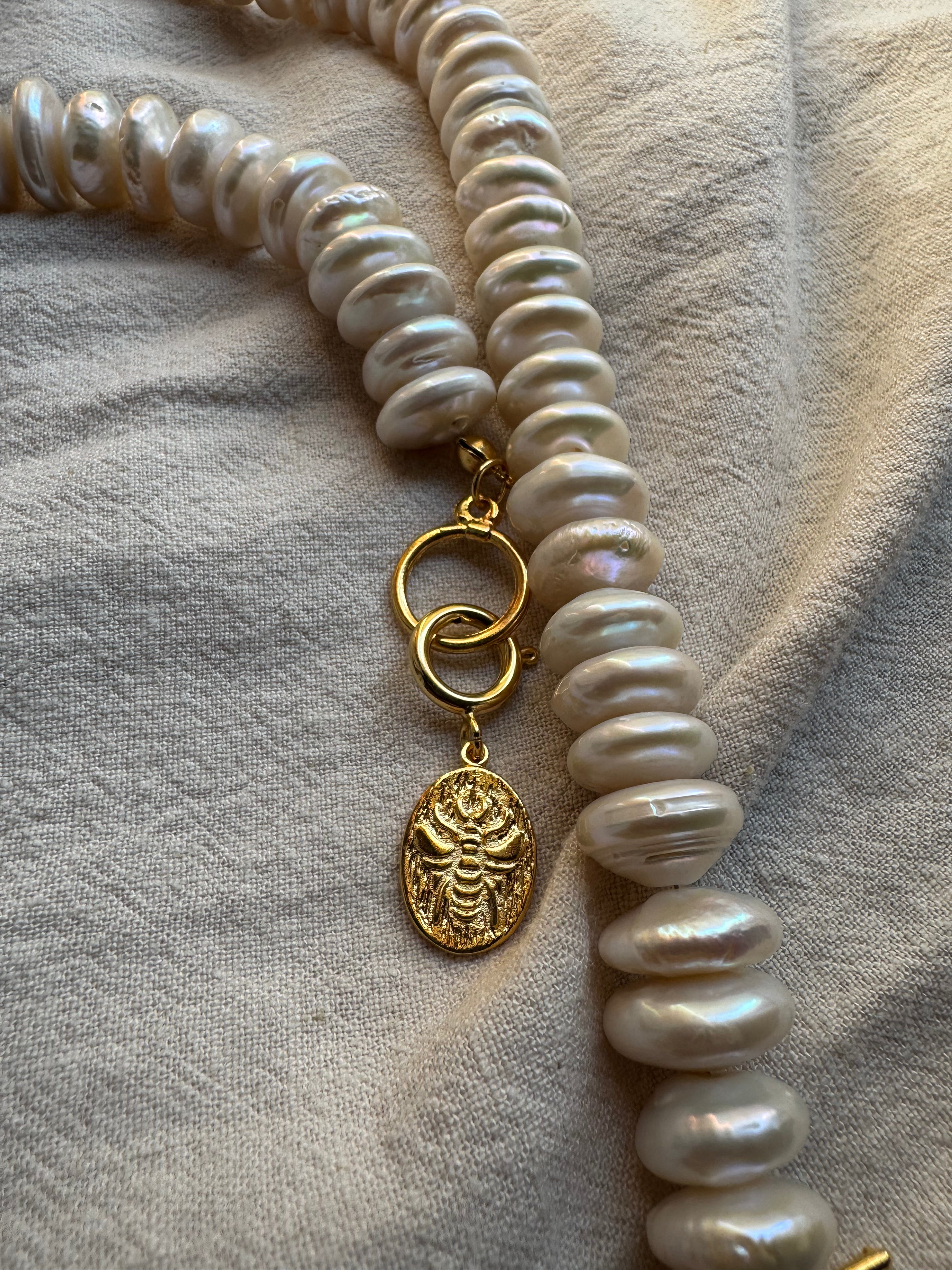 QUEEN BEE CHARM - KOLYE UCU