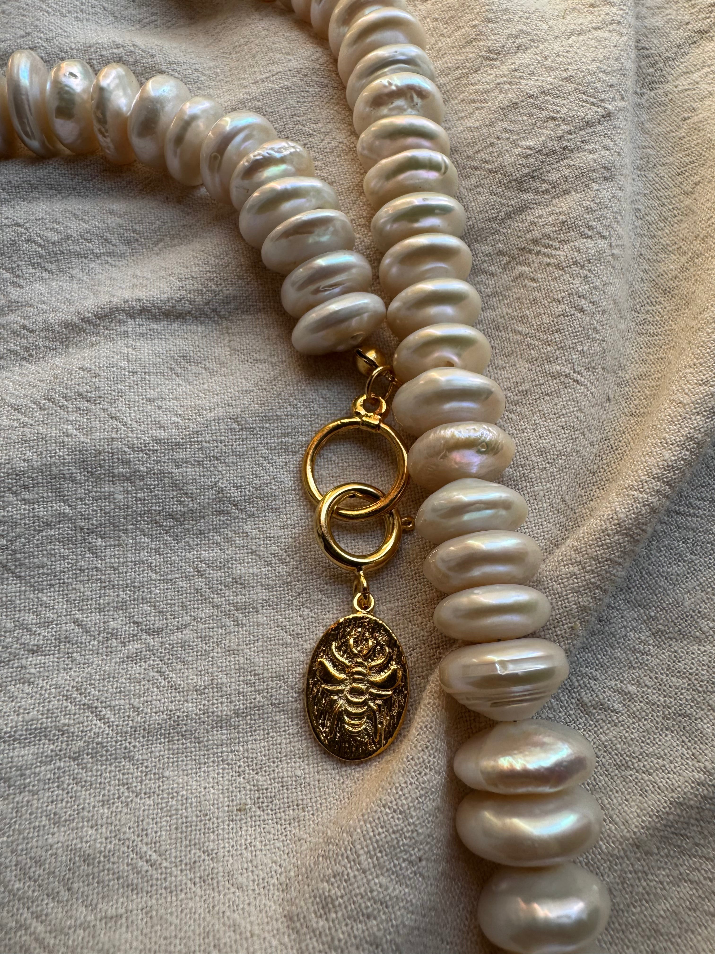 QUEEN BEE CHARM - KOLYE UCU
