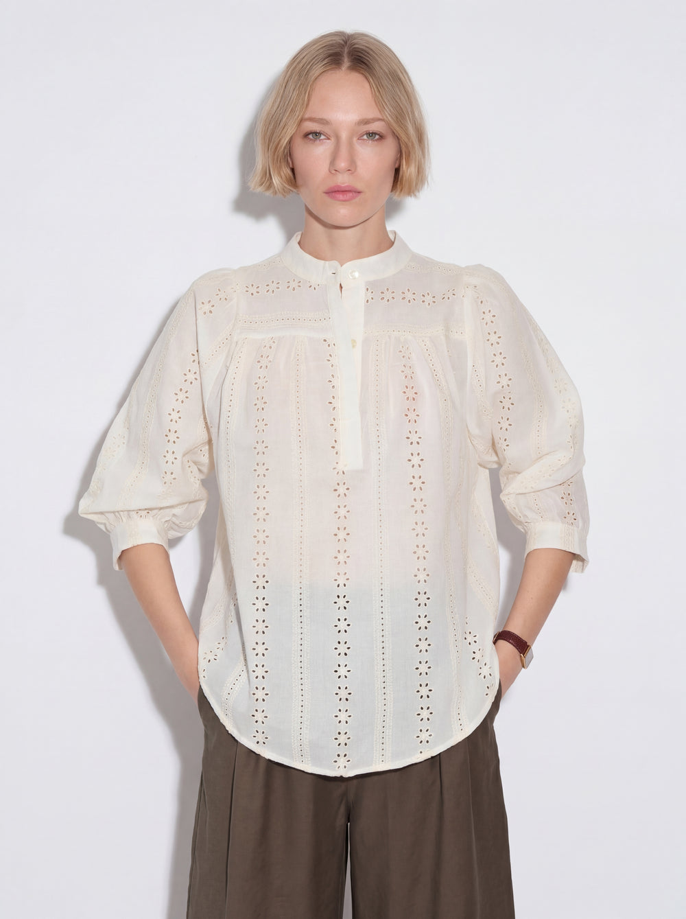 JANE HAKIM YAKA DELIK ISI BLUZ