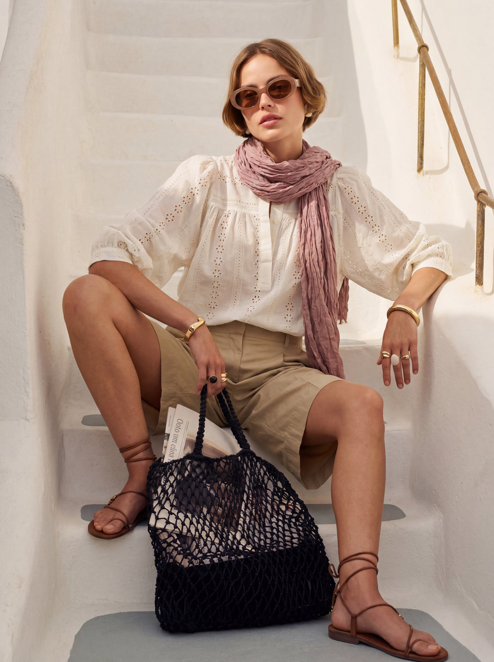 JANE HAKIM YAKA DELIK ISI BLUZ