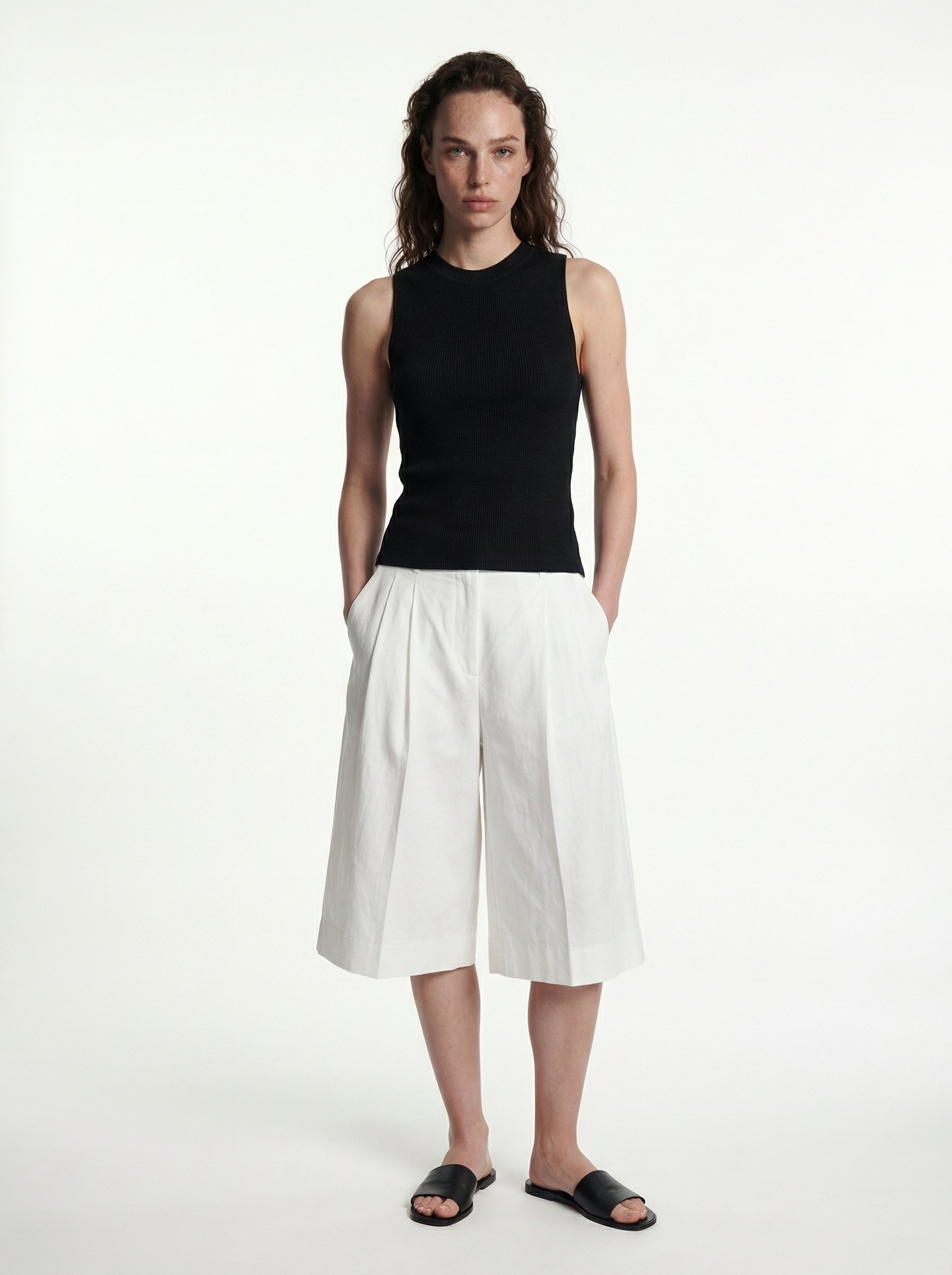 SLEEVELESS WOVEN KNITWEAR BLACK