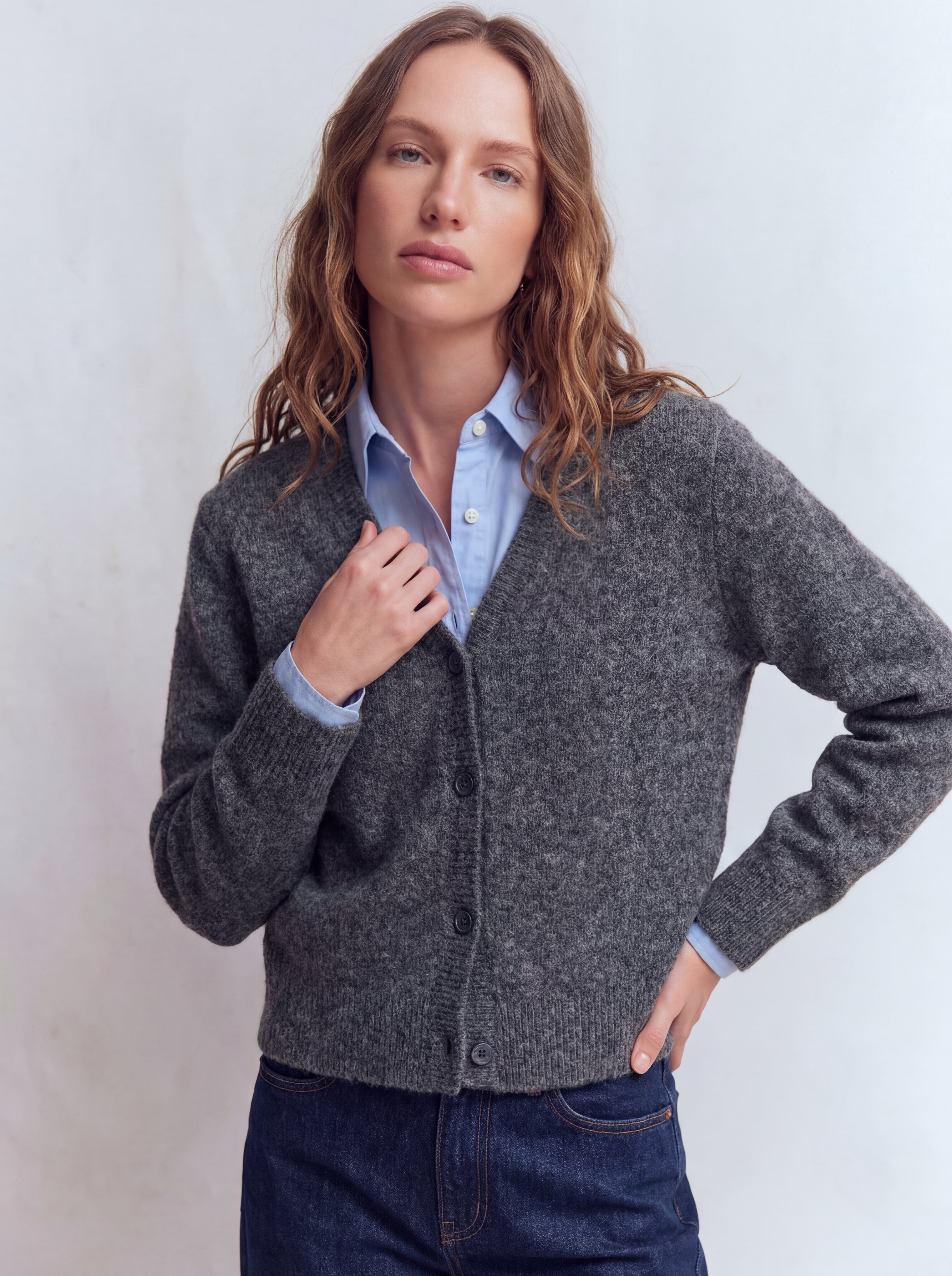 V YAKA YUMUSAK DOKULU TRIKO HIRKA FUME