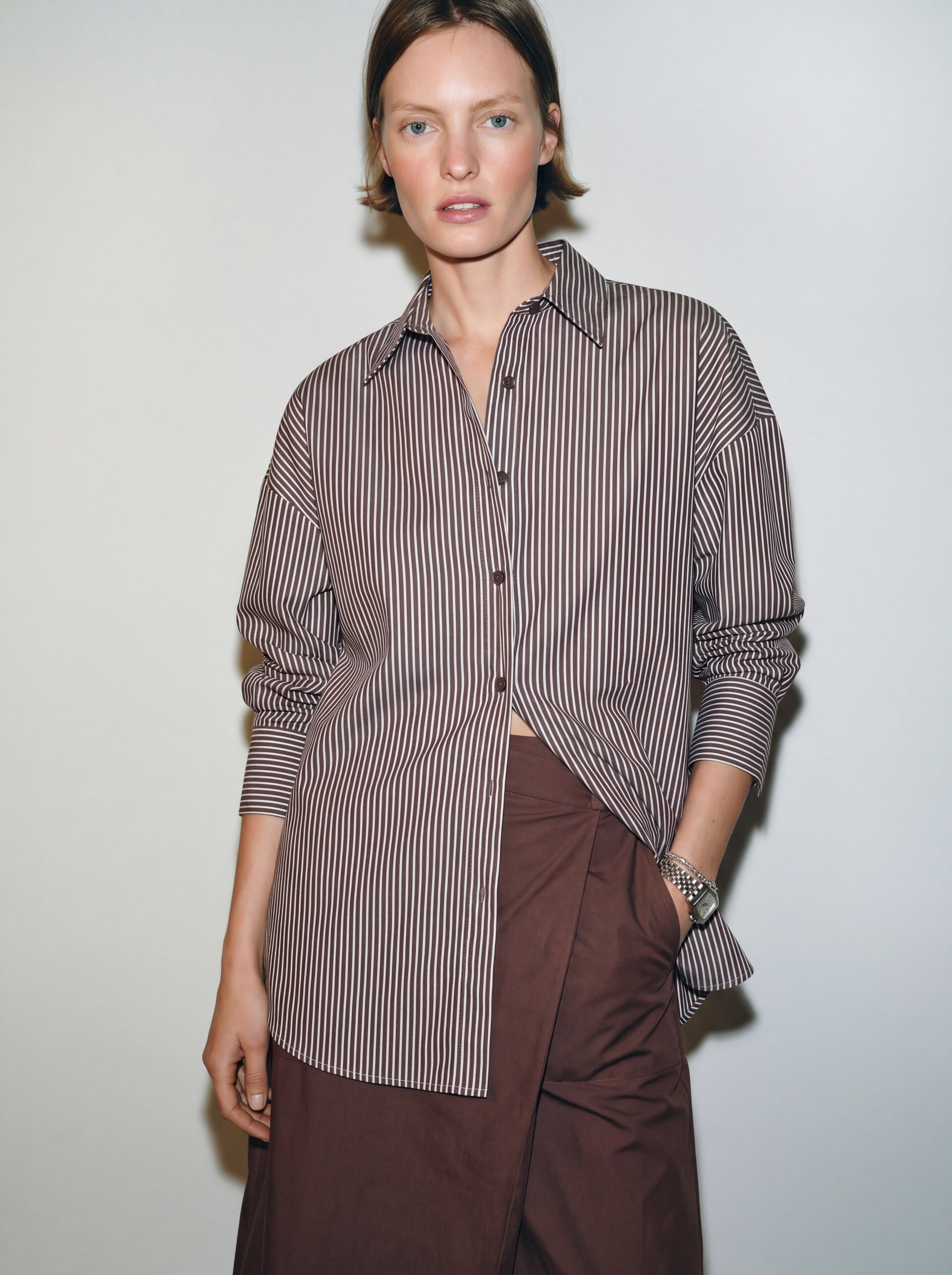 KLASIK YAKA OVERSIZE CIZGILI POPLIN GOMLEK KAHVE