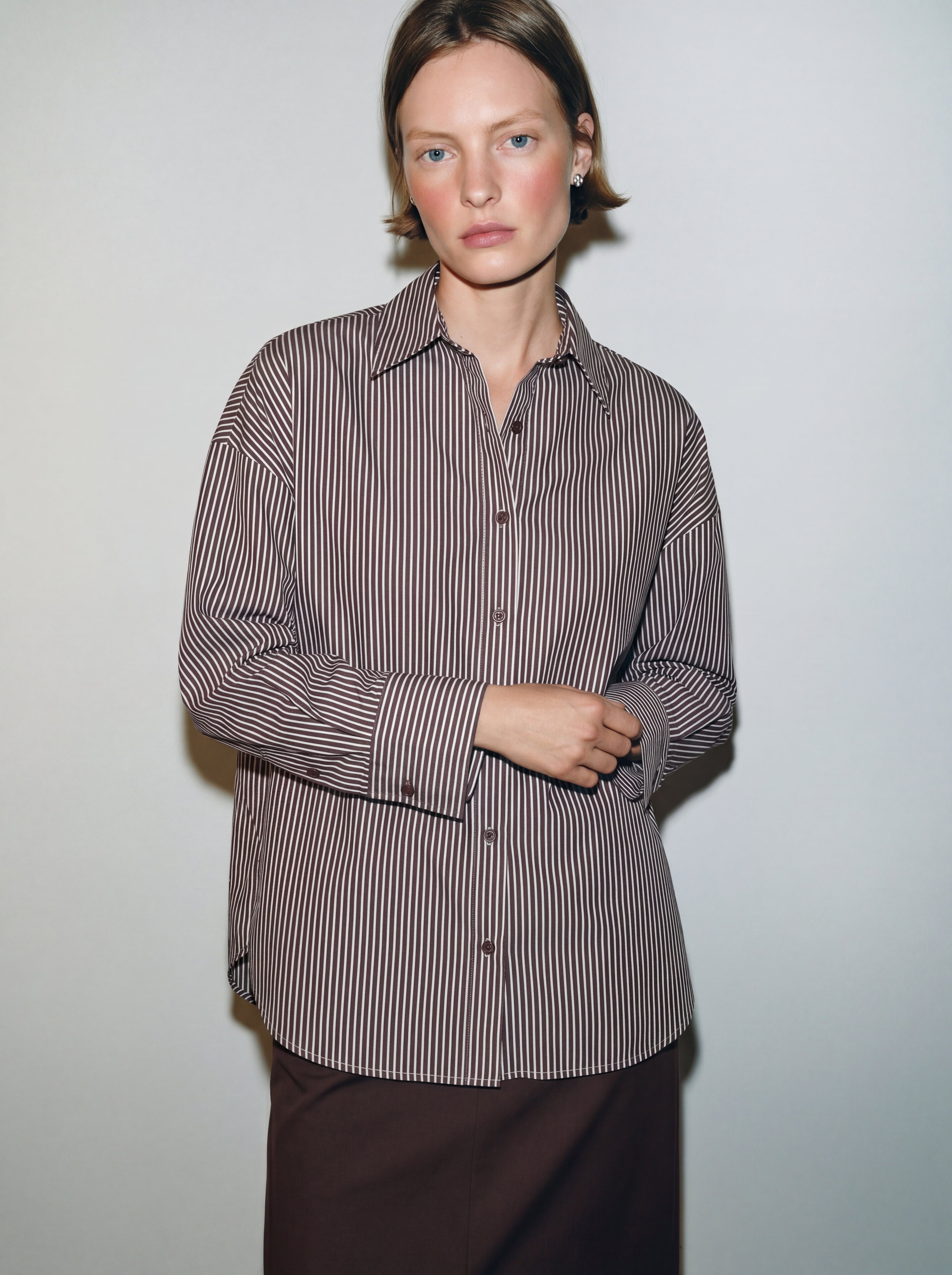 KLASIK YAKA OVERSIZE CIZGILI POPLIN GOMLEK KAHVE