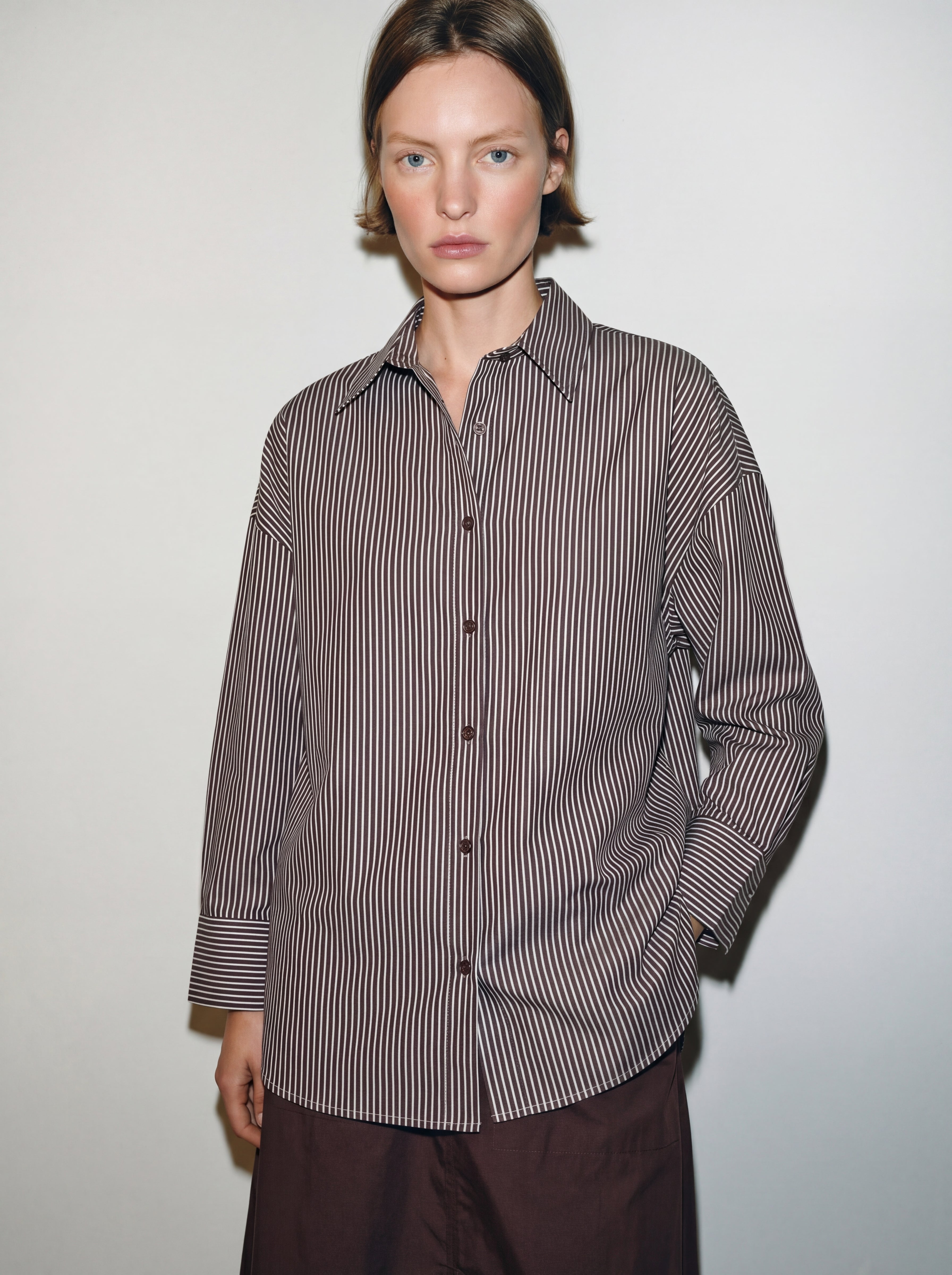 KLASIK YAKA OVERSIZE CIZGILI POPLIN GOMLEK KAHVE