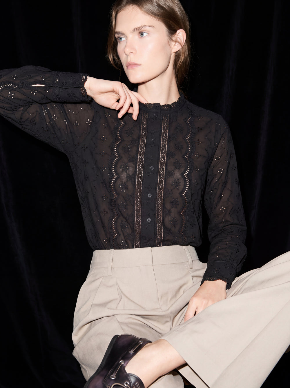 MARIA DANTEL DETAYLI FIRFIRLI PAMUK GOMLEK SIYAH