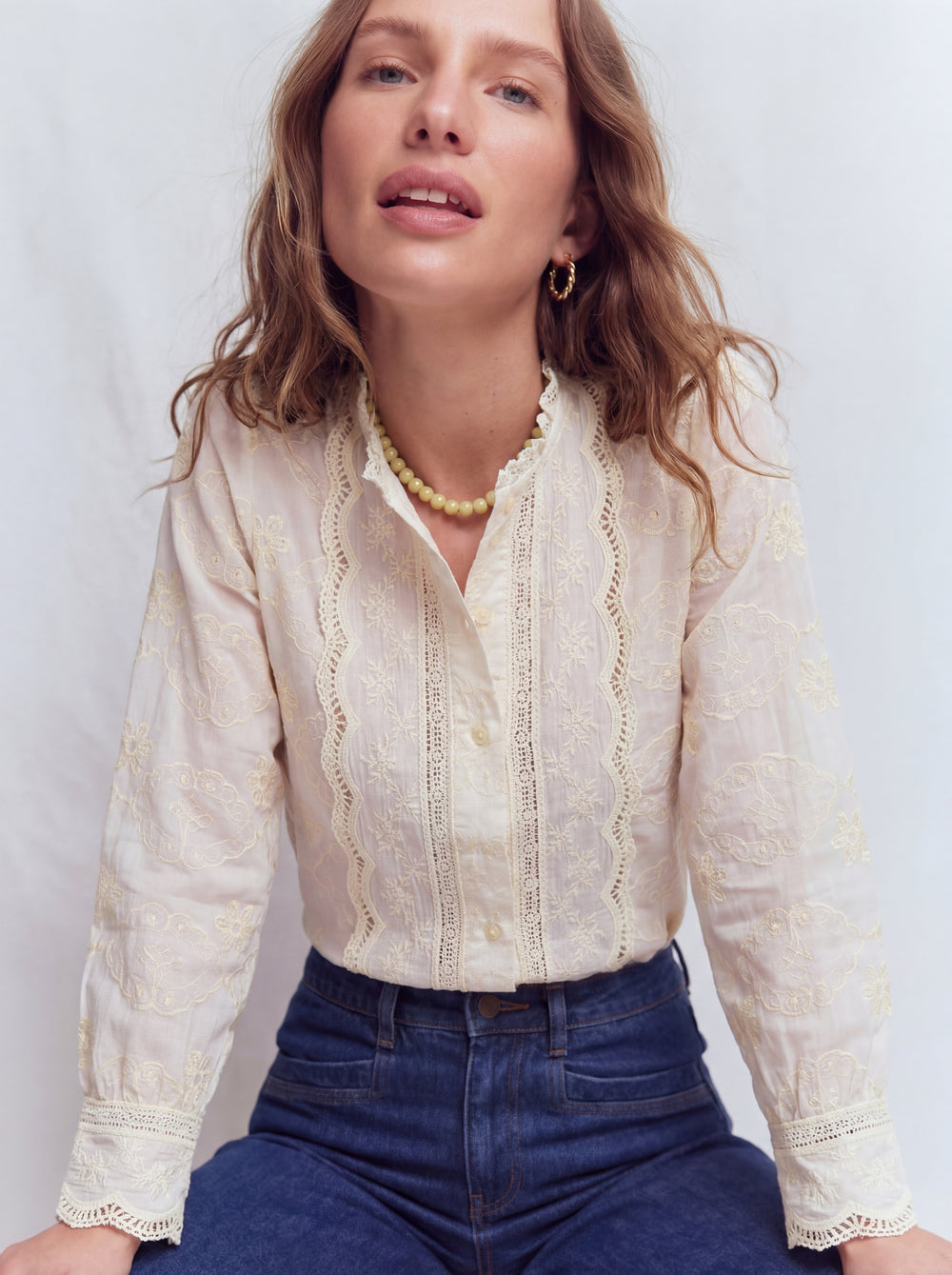 MARIA DANTEL DETAYLI FIRFIRLI PAMUK GOMLEK BEIGE