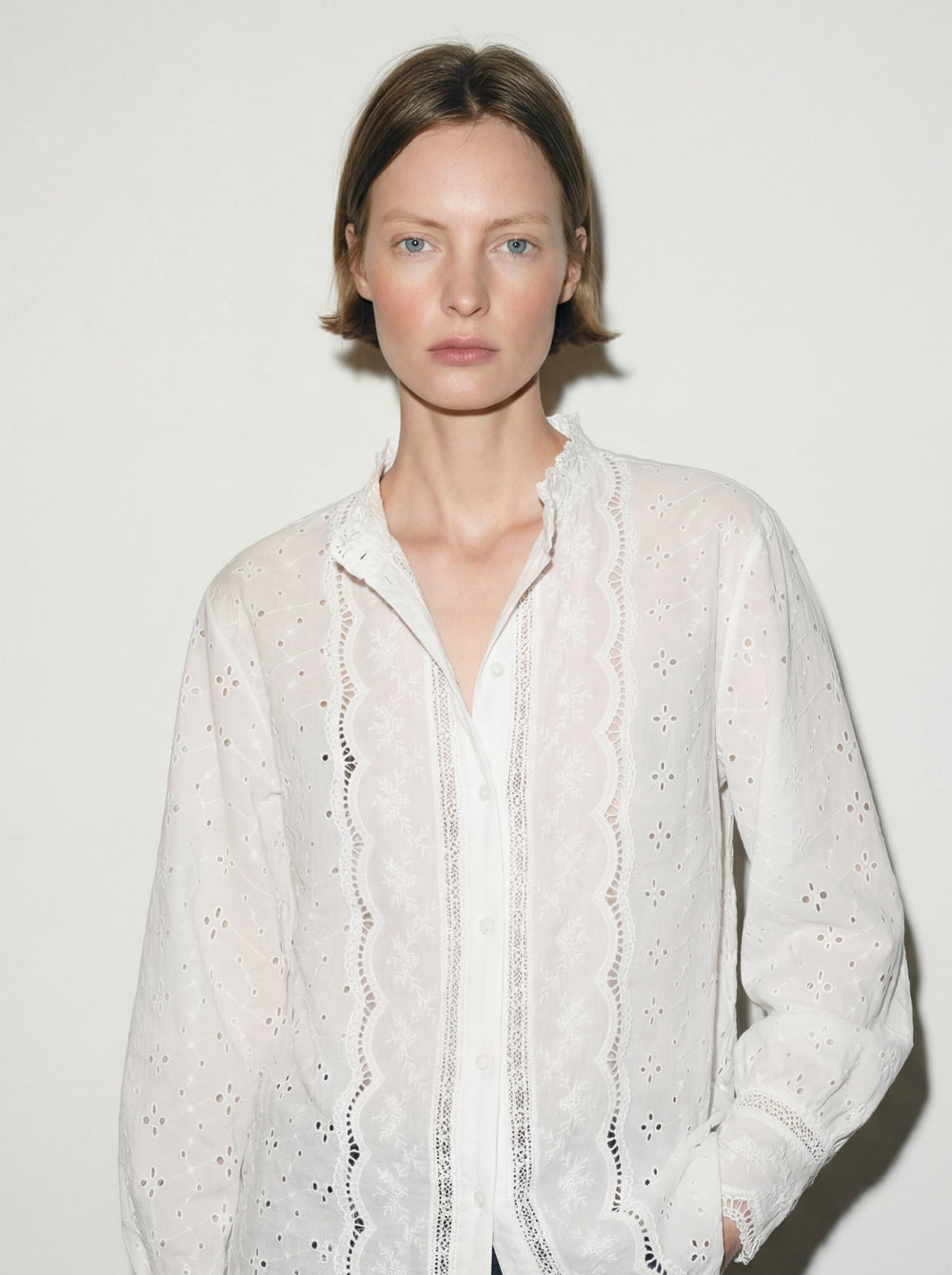 MARIA DANTEL DETAYLI FIRFIRLI PAMUK GOMLEK BEYAZ