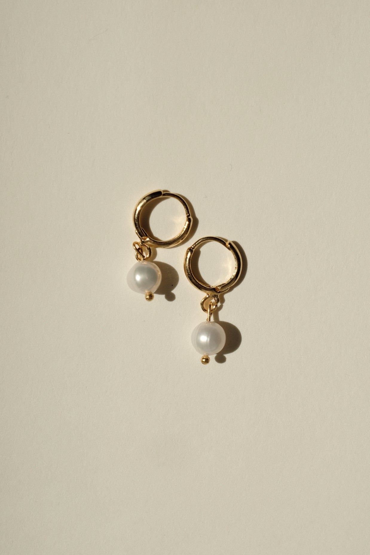 ASYMMETRIC BARLEY PEARL EARRINGS