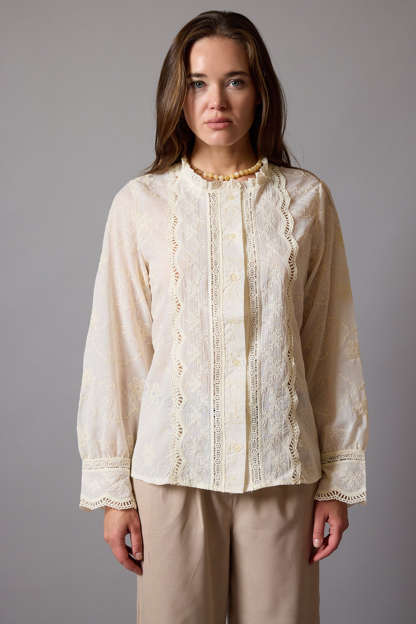 MARIA DANTEL DETAYLI FIRFIRLI PAMUK GOMLEK BEIGE