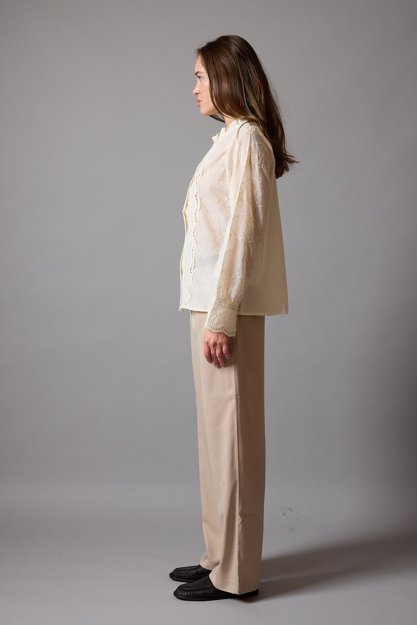 MARIA DANTEL DETAYLI FIRFIRLI PAMUK GOMLEK BEIGE