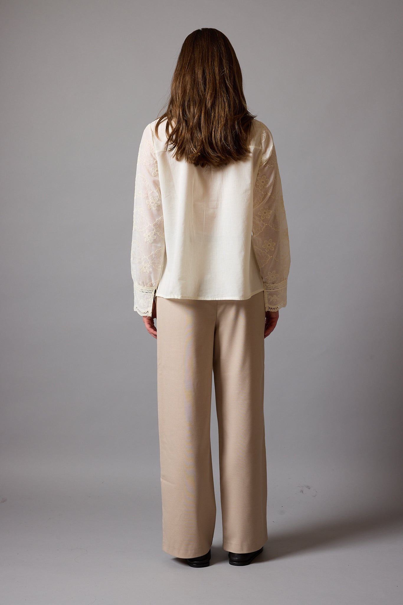 MARIA DANTEL DETAYLI FIRFIRLI PAMUK GOMLEK BEIGE