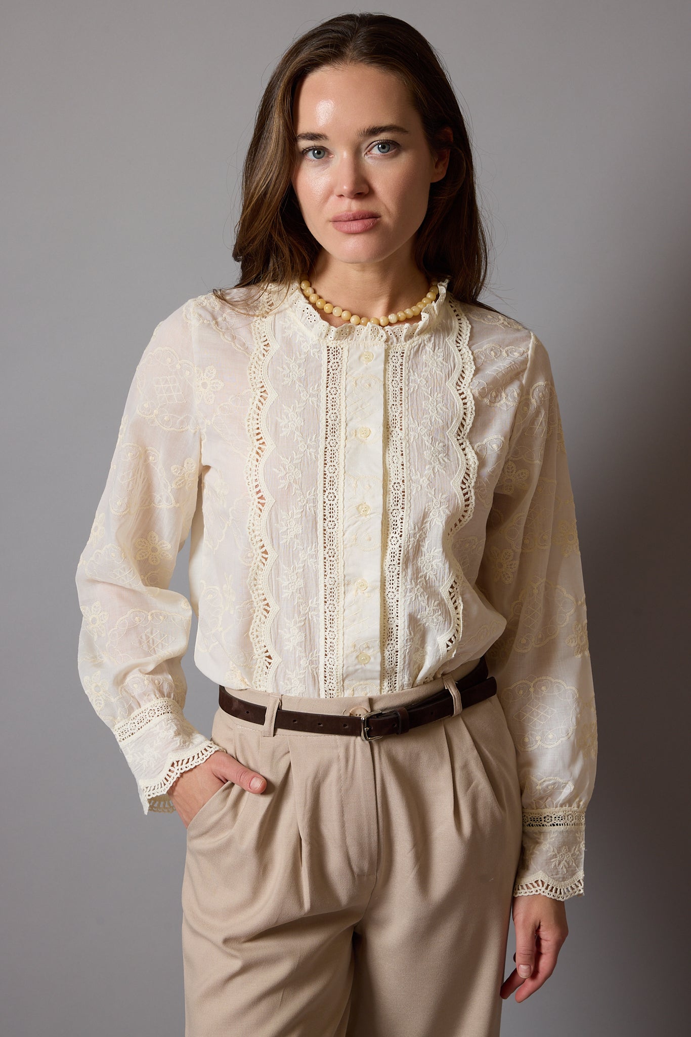 MARIA DANTEL DETAYLI FIRFIRLI PAMUK GOMLEK BEIGE