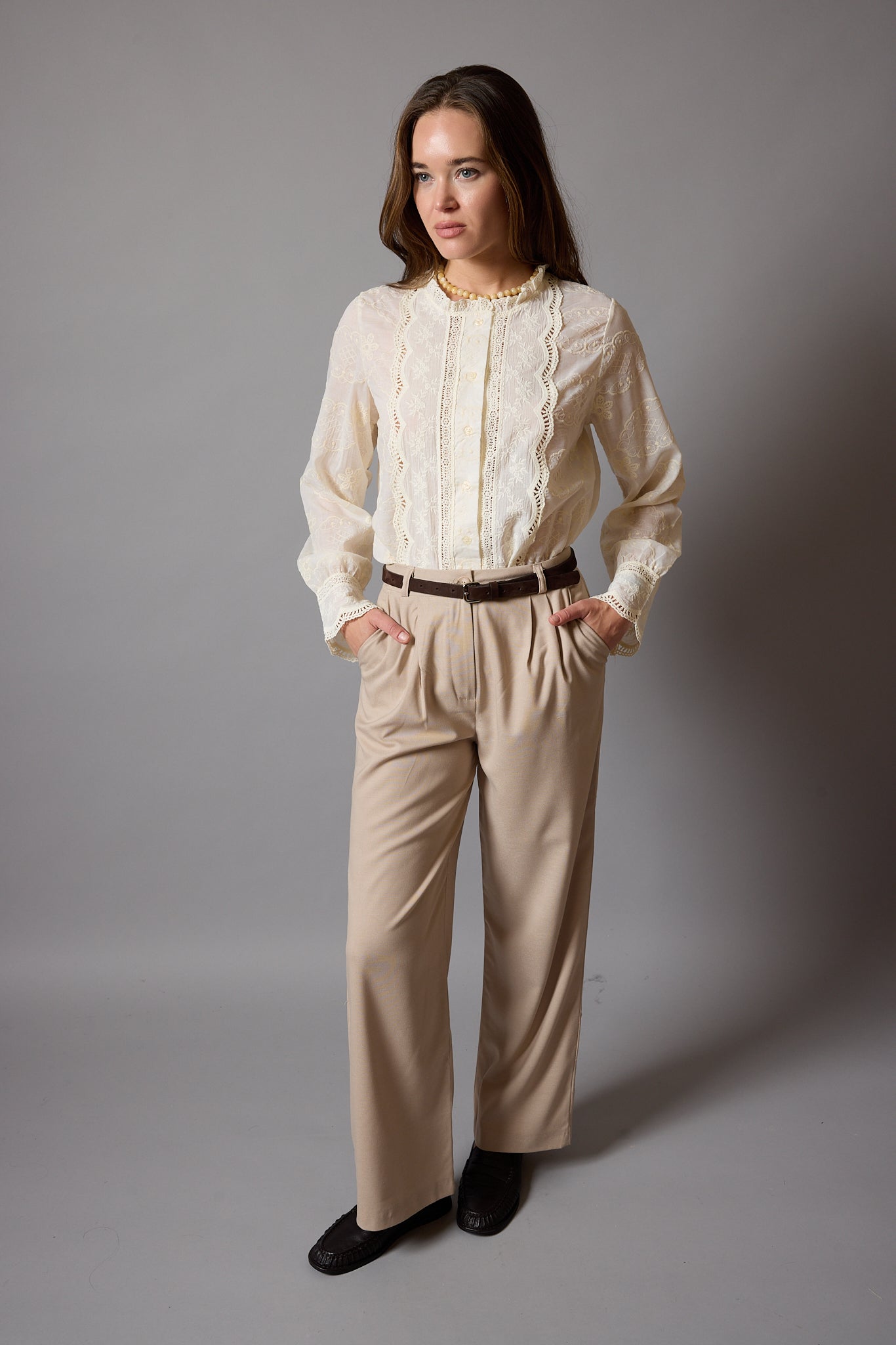 MARIA DANTEL DETAYLI FIRFIRLI PAMUK GOMLEK BEIGE