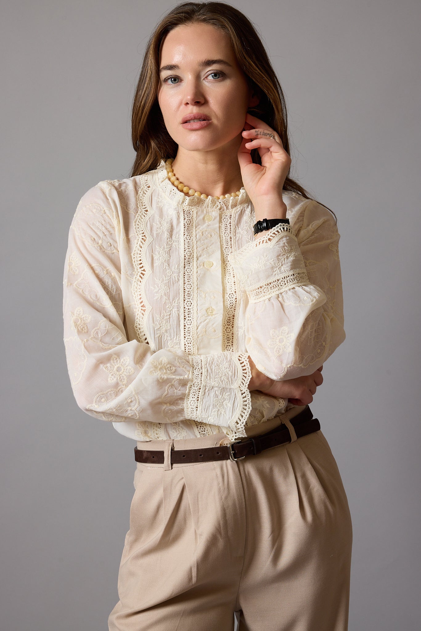 MARIA DANTEL DETAYLI FIRFIRLI PAMUK GOMLEK BEIGE