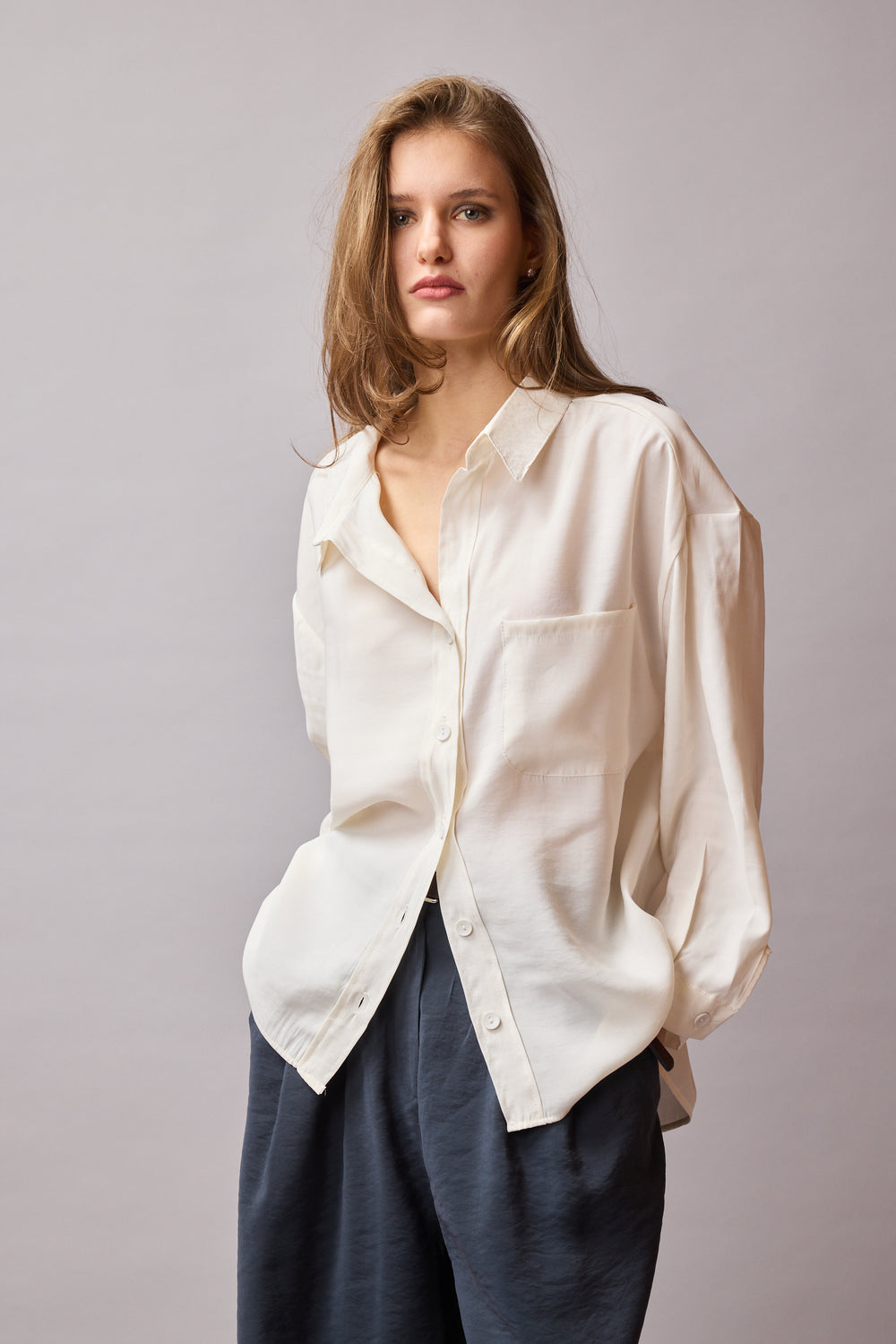 DOKUMLU CEPLI TENSEL GOMLEK KREM