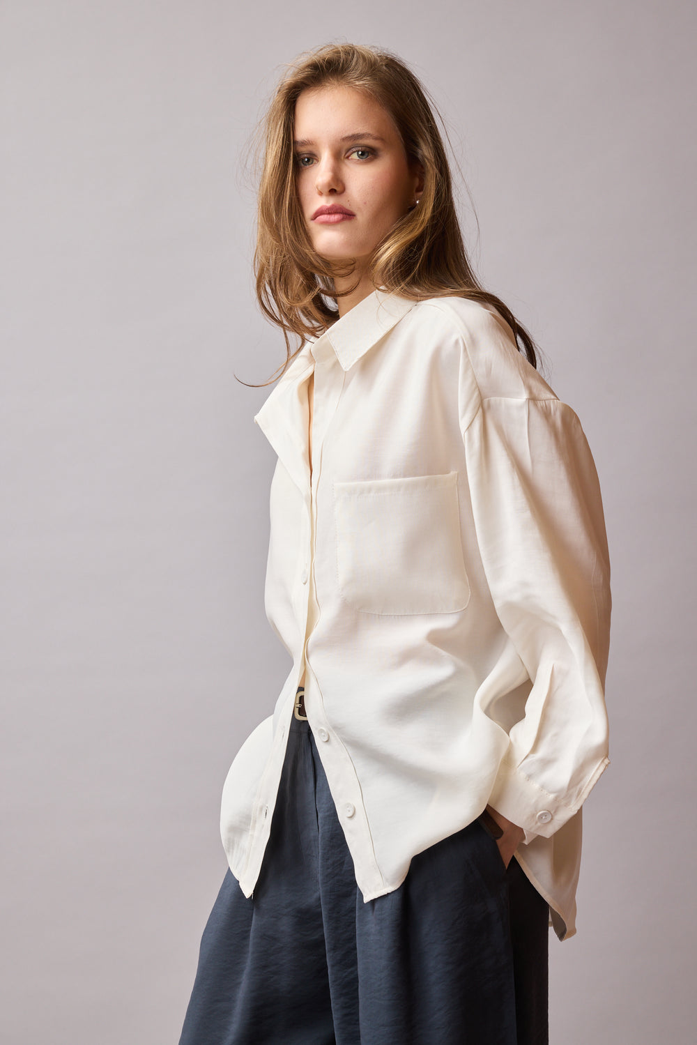 DOKUMLU CEPLI TENSEL GOMLEK KREM