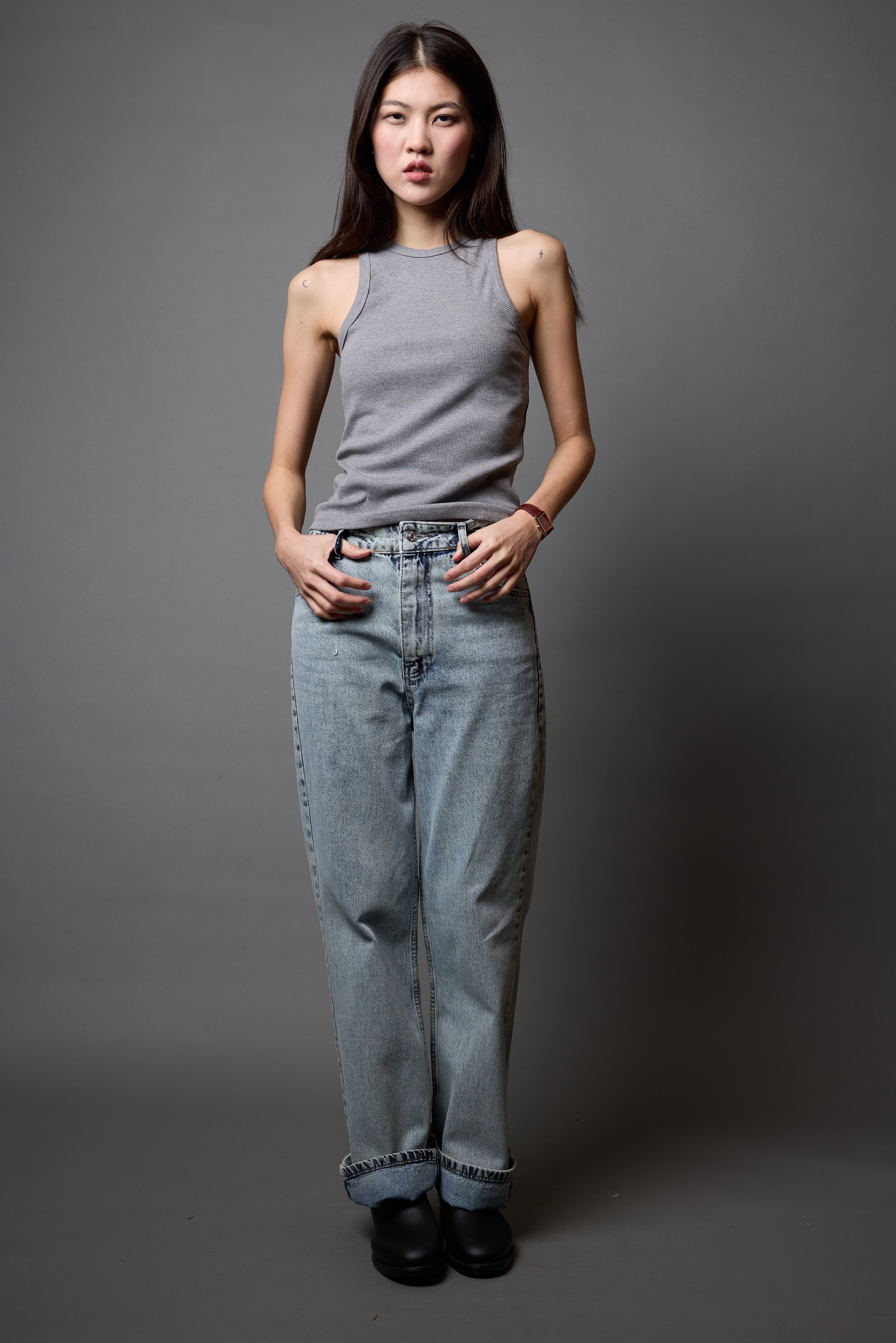 HALTER YAKA CROP TOP SOFT GREY