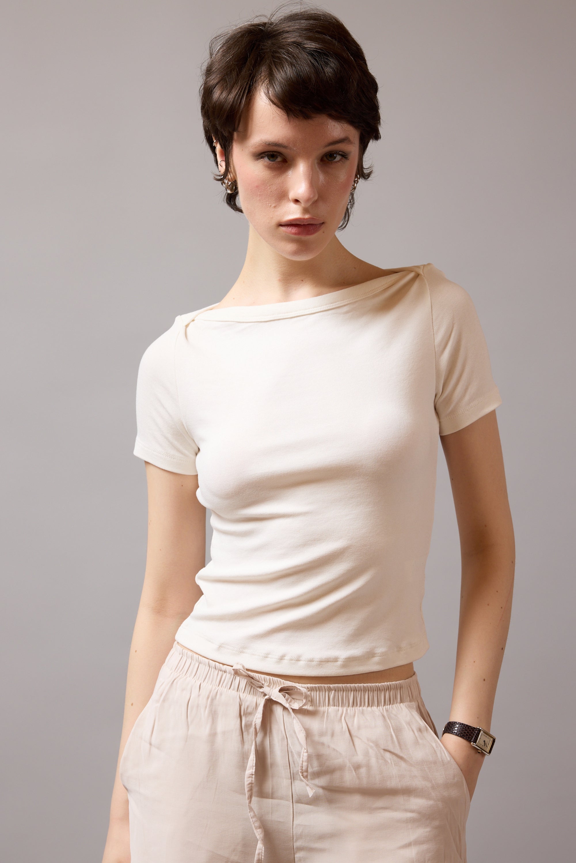 KAYICI YAKA YUMUSAK PAMUK KISA KOLLU T-SHIRT KREM