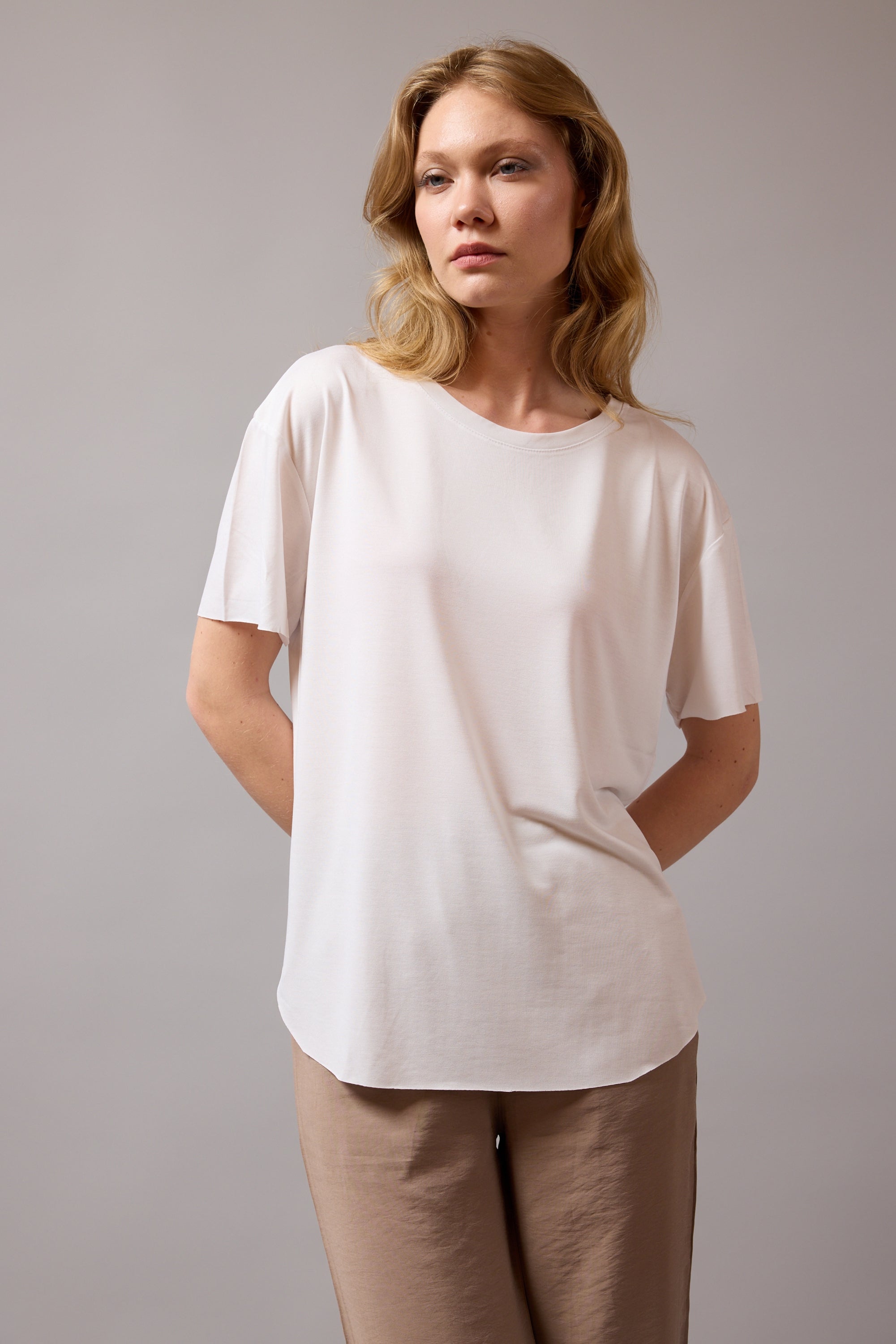 DOKUMLU MODAL KISA KOLLU T-SHIRT KREM