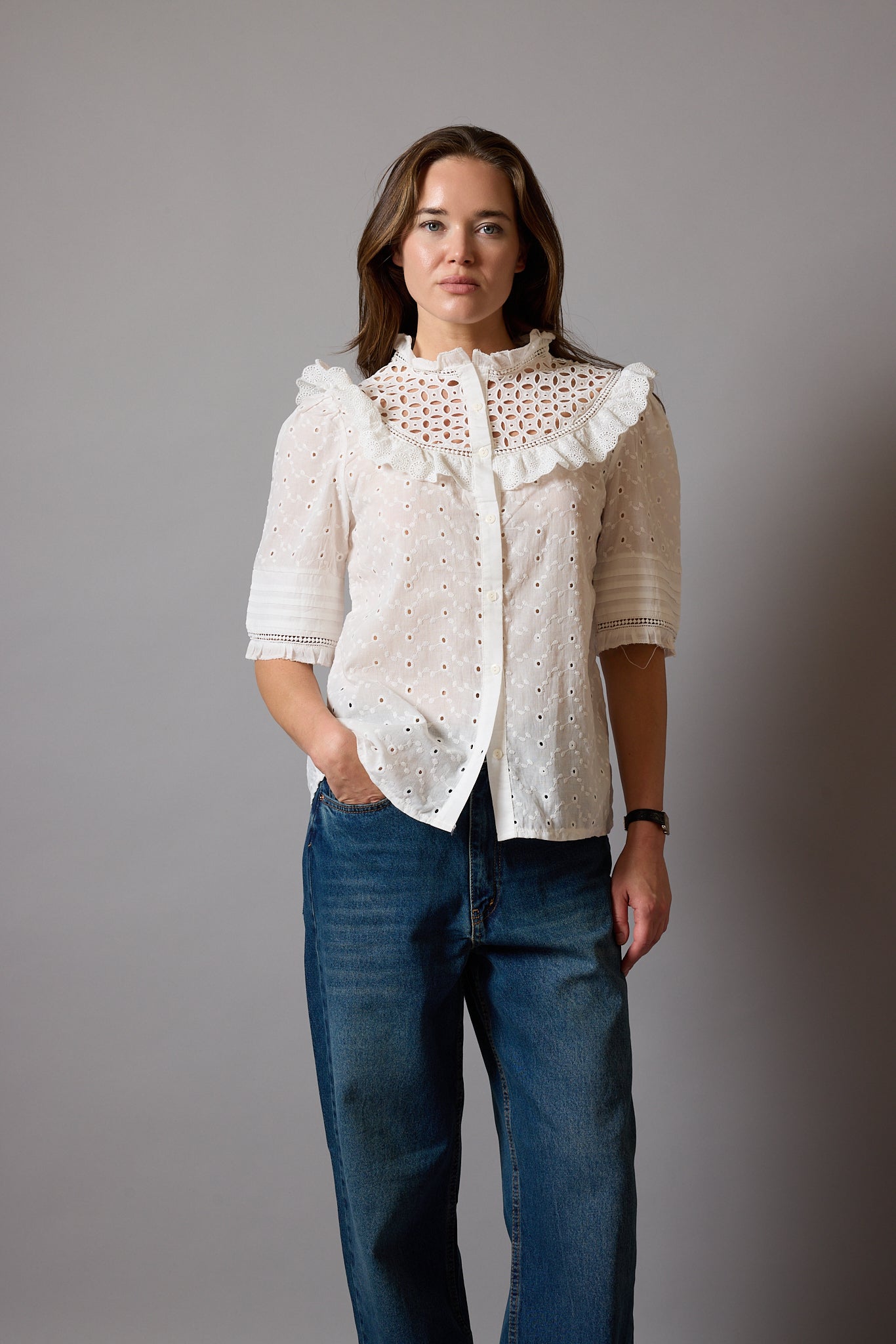 ANNA KARINA NAKISLI DELIK ISI GOMLEK