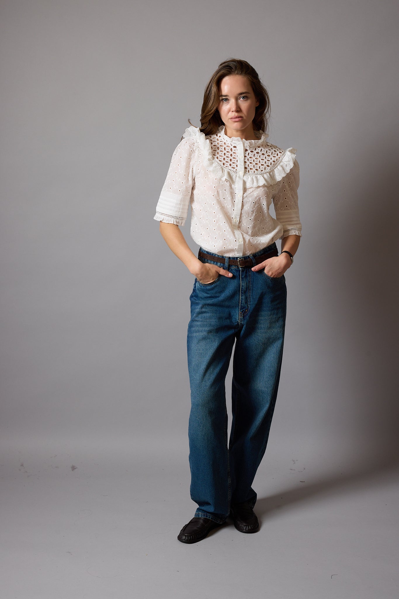 ANNA KARINA NAKISLI DELIK ISI GOMLEK