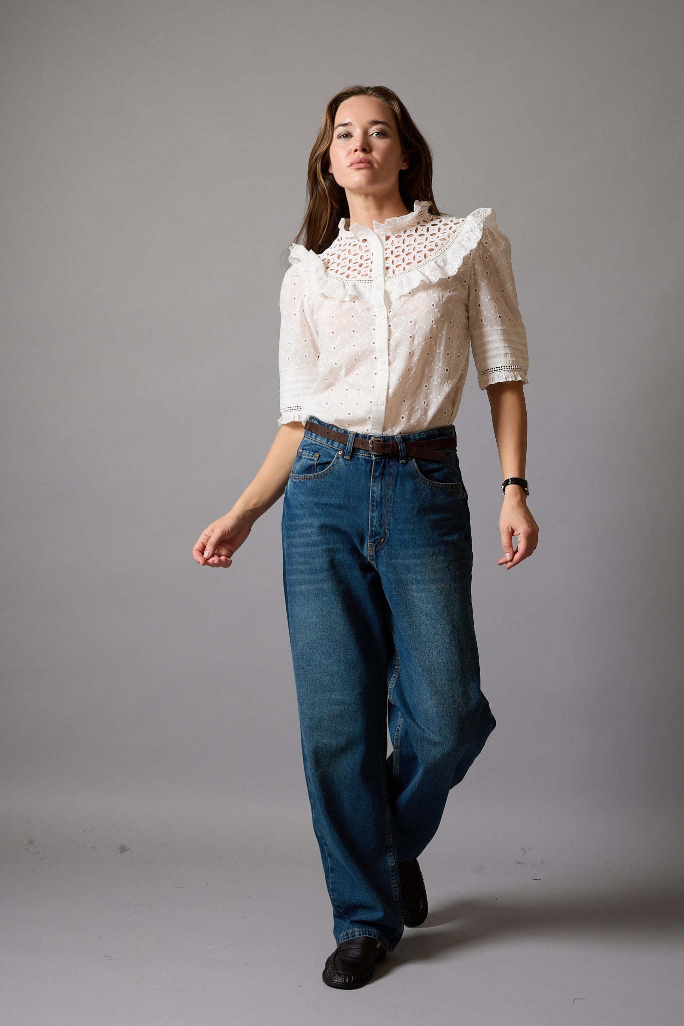 ANNA KARINA NAKISLI DELIK ISI GOMLEK