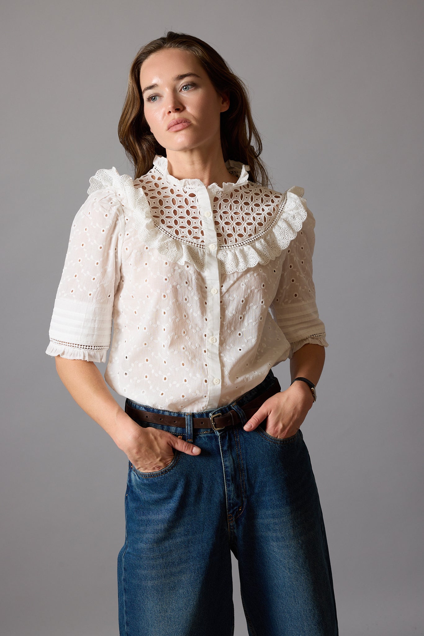 ANNA KARINA NAKISLI DELIK ISI GOMLEK