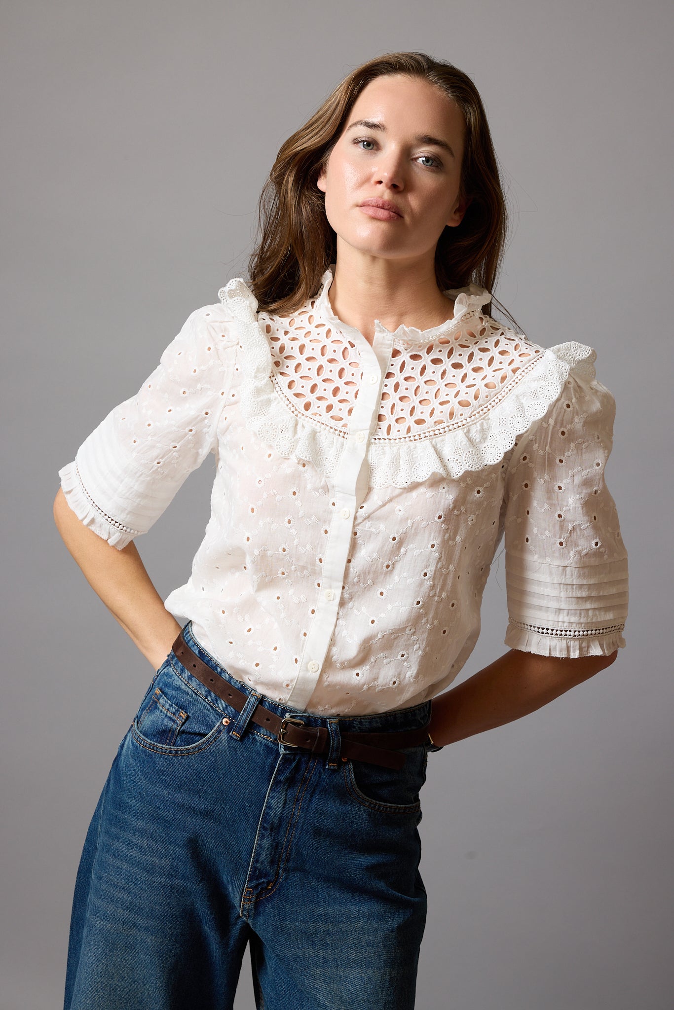 ANNA KARINA NAKISLI DELIK ISI GOMLEK