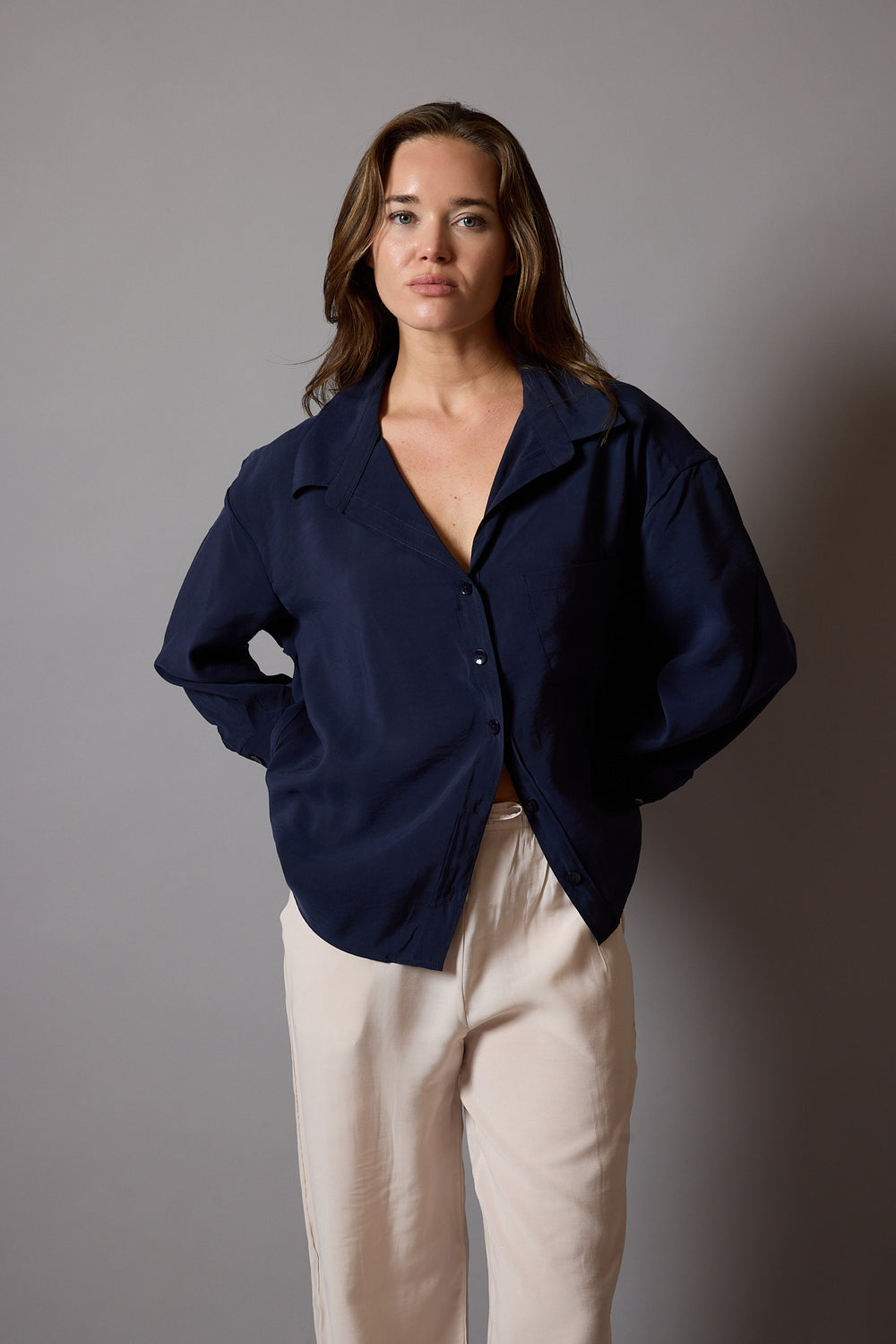 DOKUMLU CEPLI TENSEL GOMLEK LACIVERT