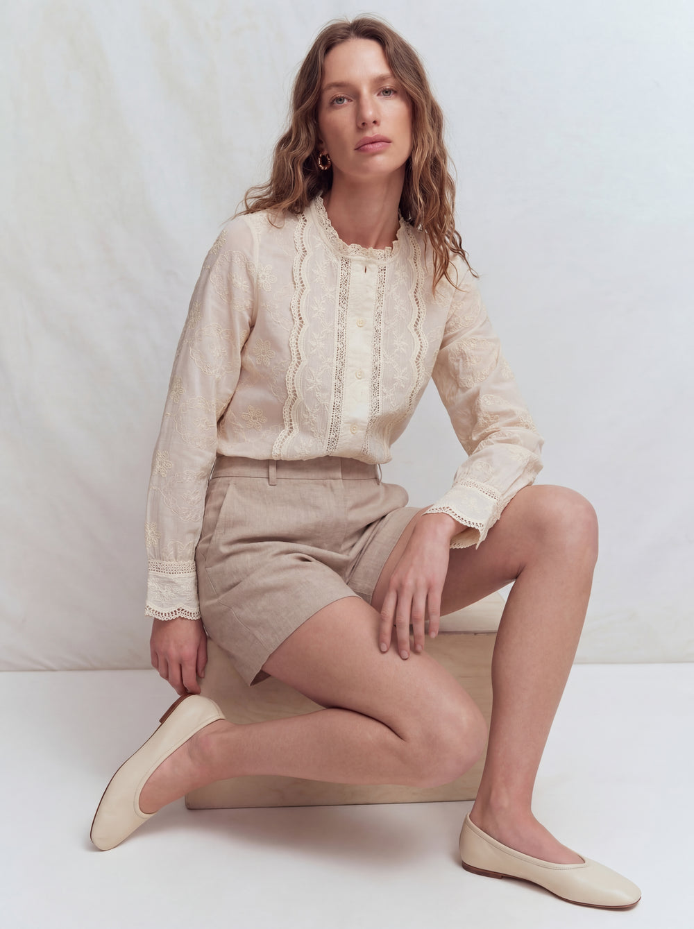 MARIA DANTEL DETAYLI FIRFIRLI PAMUK GOMLEK BEIGE