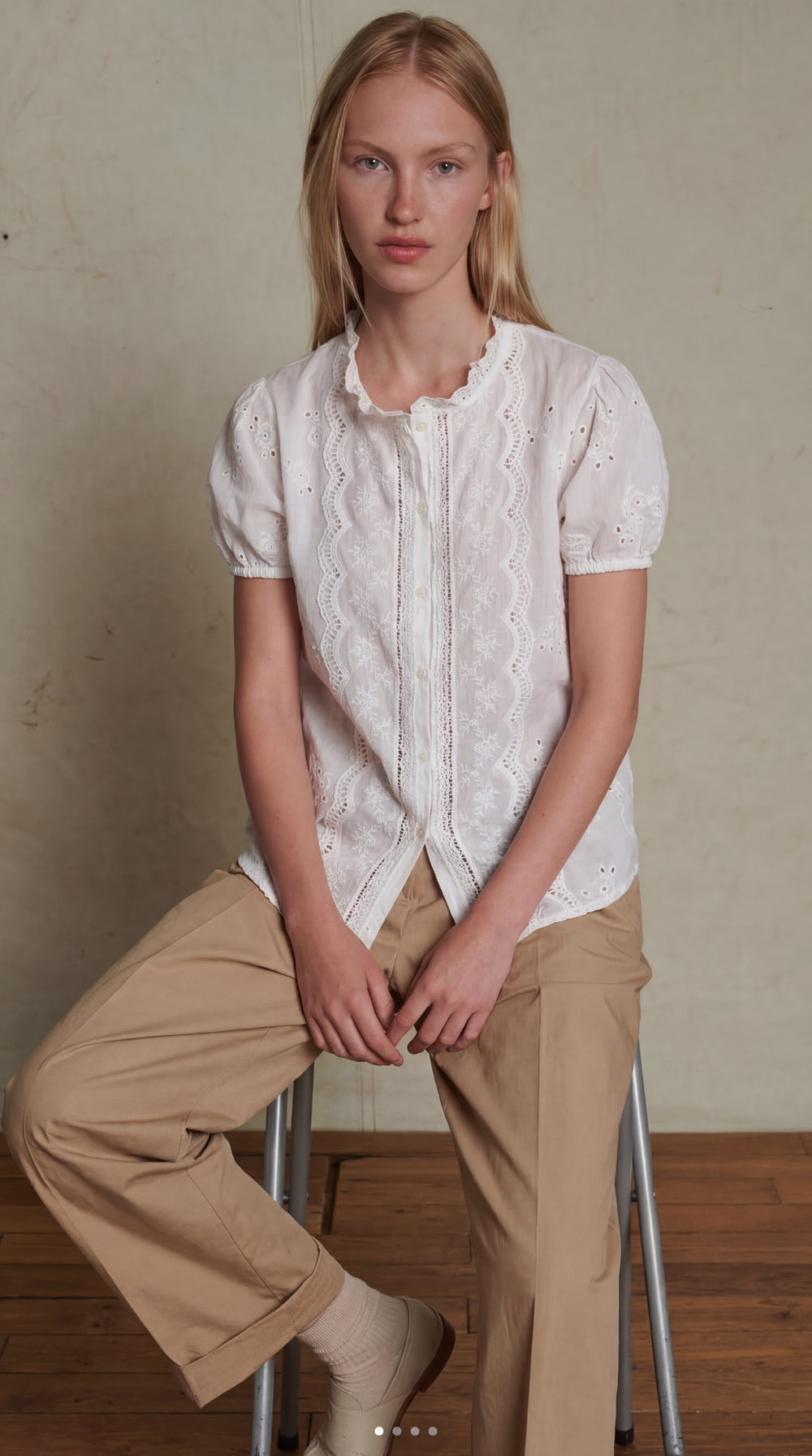 MARIA DANTEL DETAYLI FIRFIRLI KISA KOLLU PAMUK GOMLEK