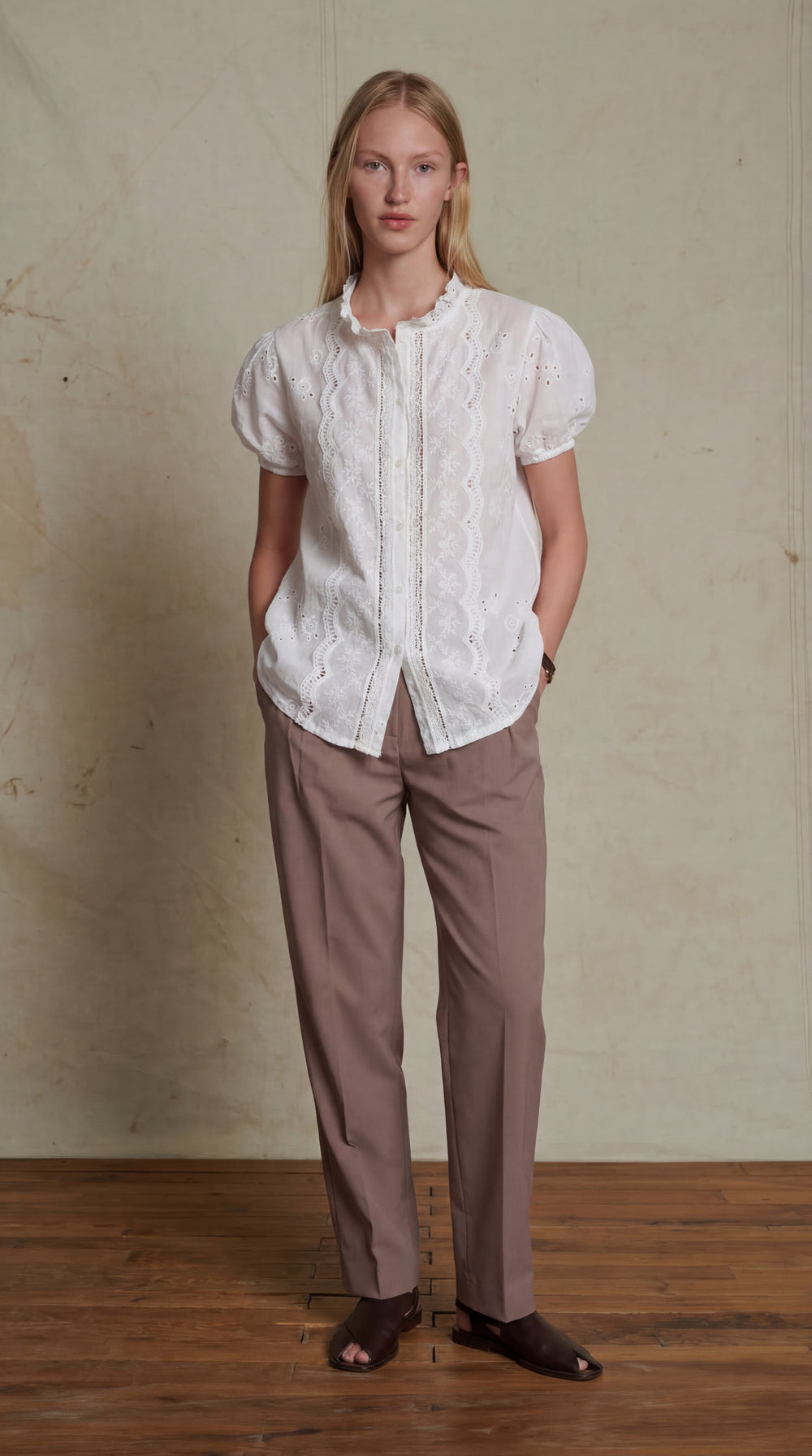 MARIA DANTEL DETAYLI FIRFIRLI KISA KOLLU PAMUK GOMLEK