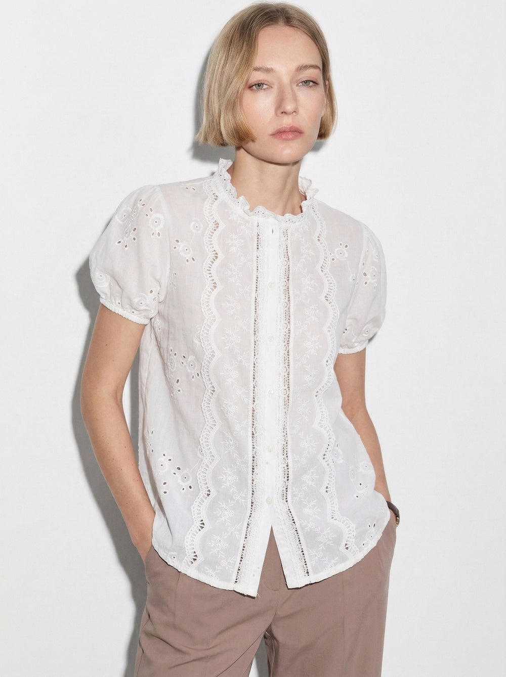 MARIA DANTEL DETAYLI FIRFIRLI KISA KOLLU PAMUK GOMLEK