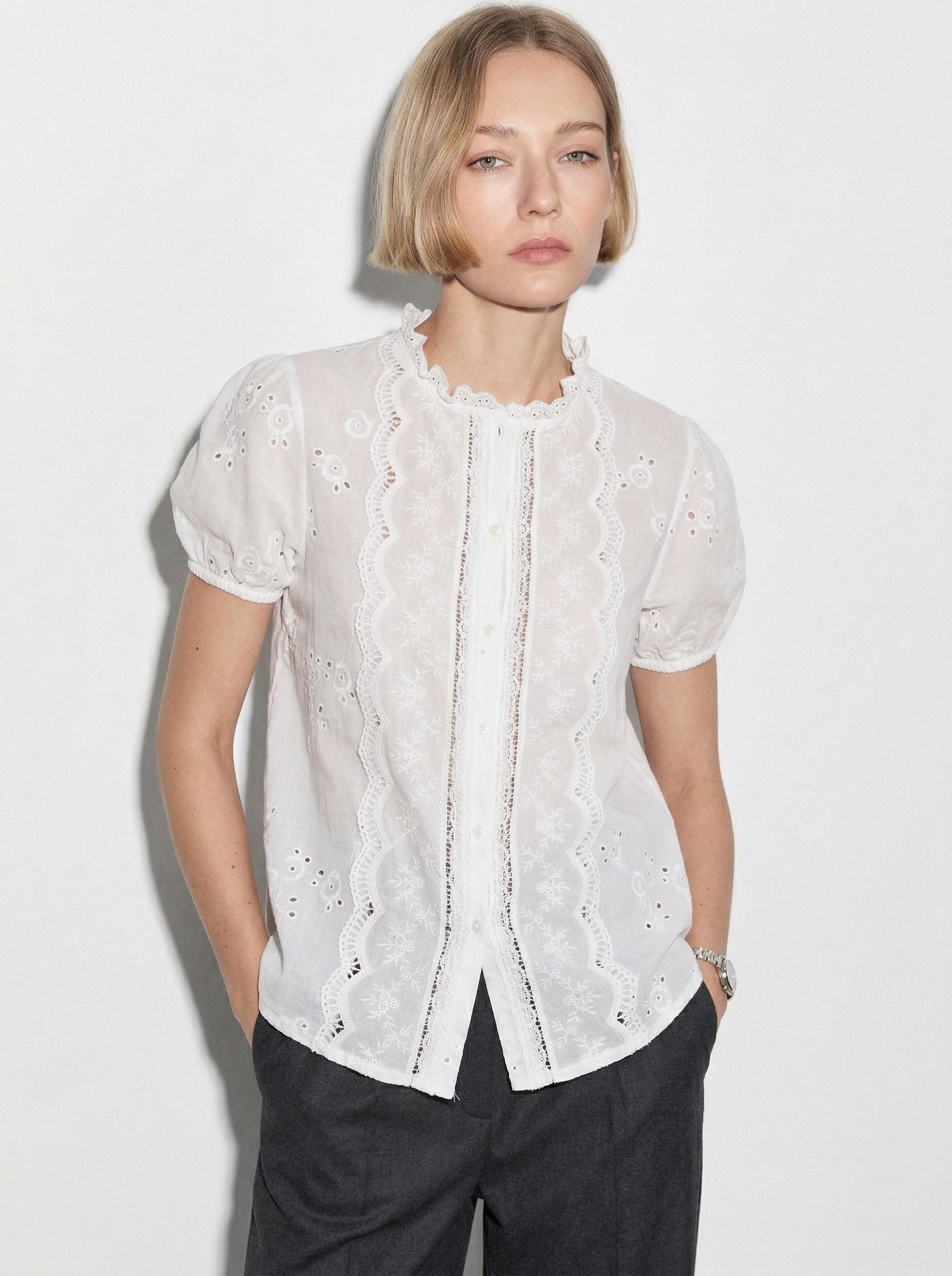 MARIA DANTEL DETAYLI FIRFIRLI KISA KOLLU PAMUK GOMLEK