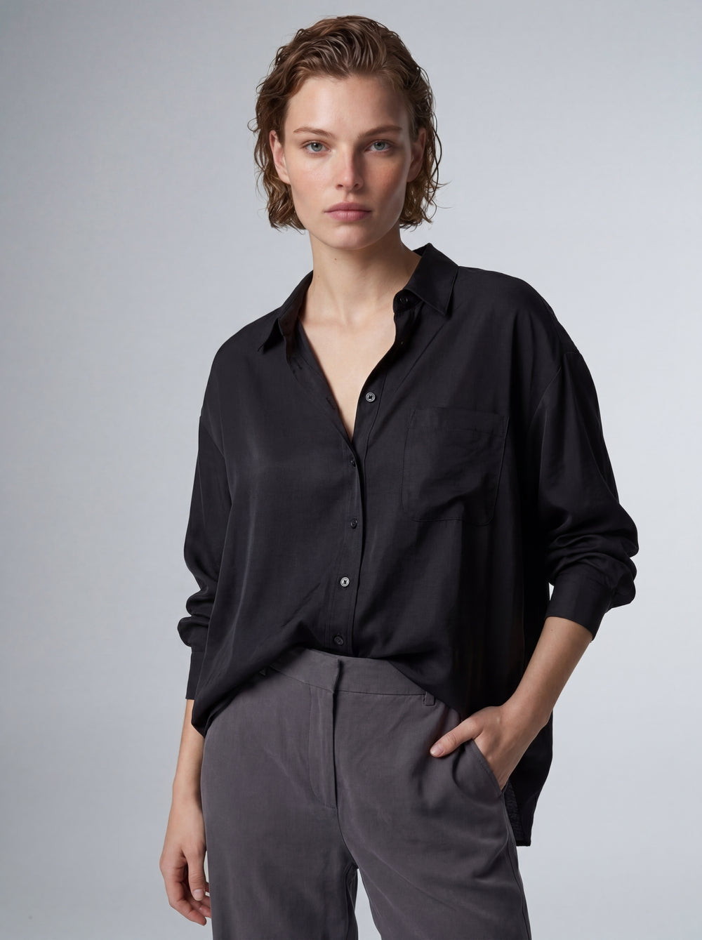 DOKUMLU CEPLI TENSEL GOMLEK SIYAH