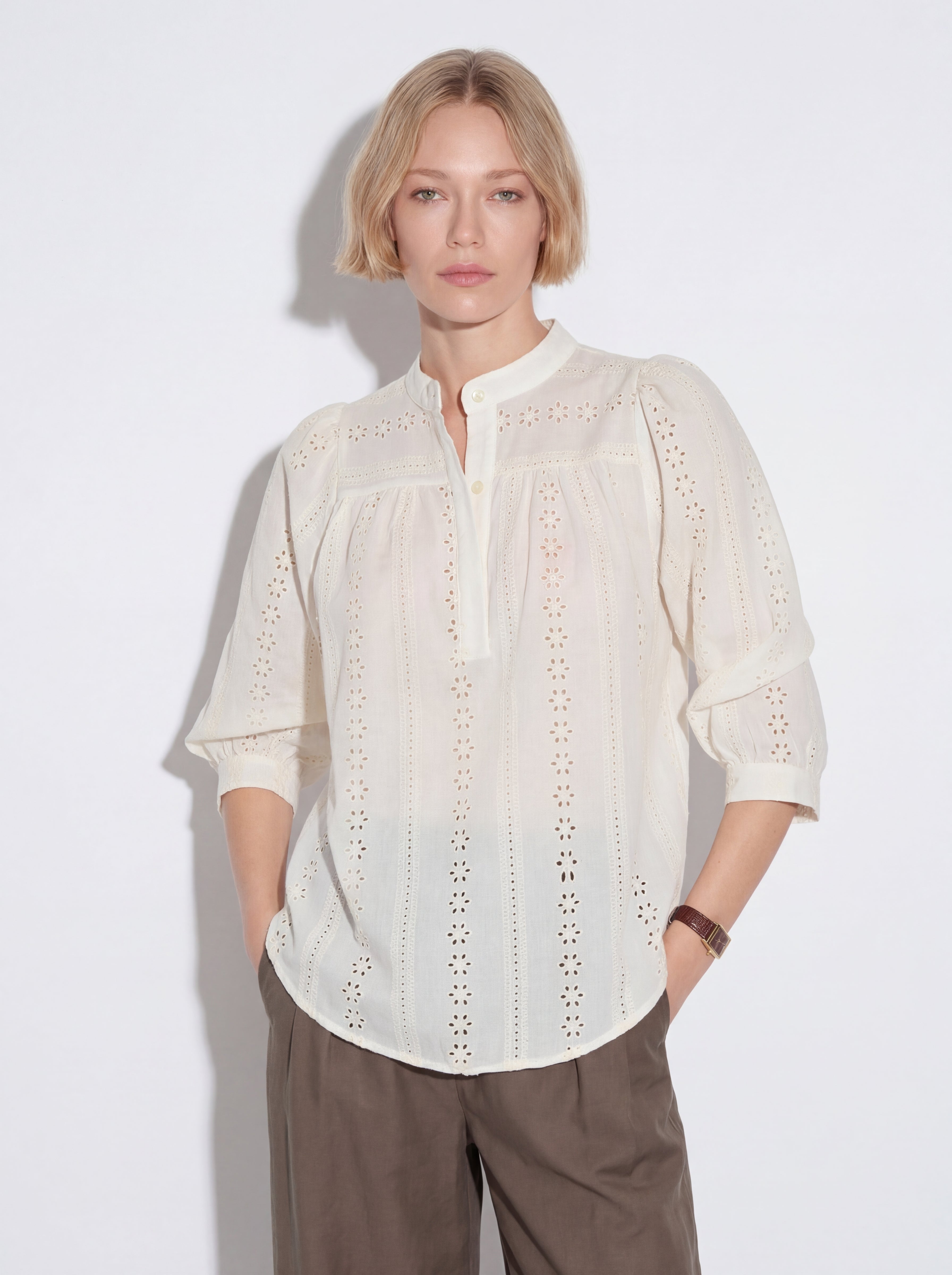 JANE STANDARD COLLAR HOLE HEAT BLOUSE