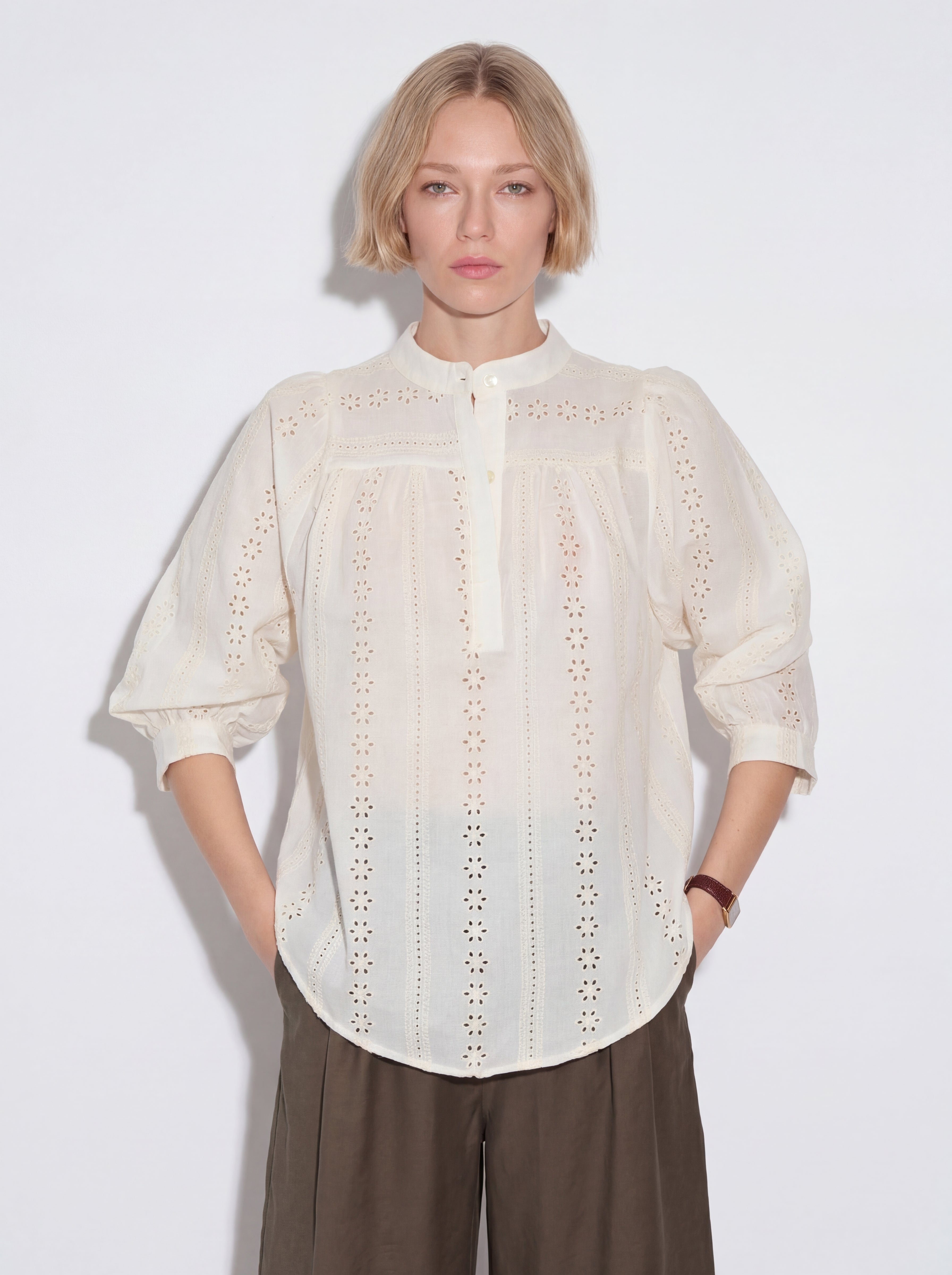 JANE STANDARD COLLAR HOLE HEAT BLOUSE