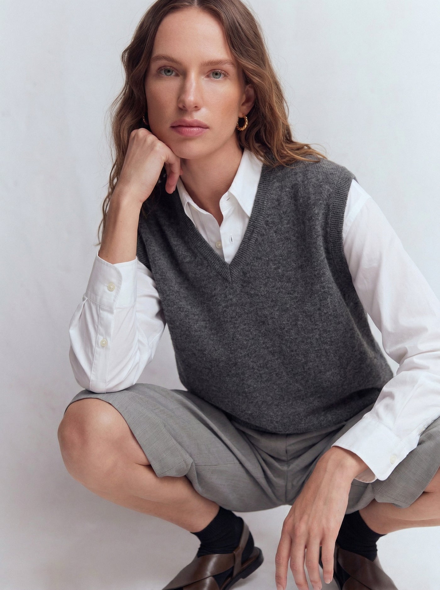 WOOL V-NECK UNISEX SWEATER SMOKED