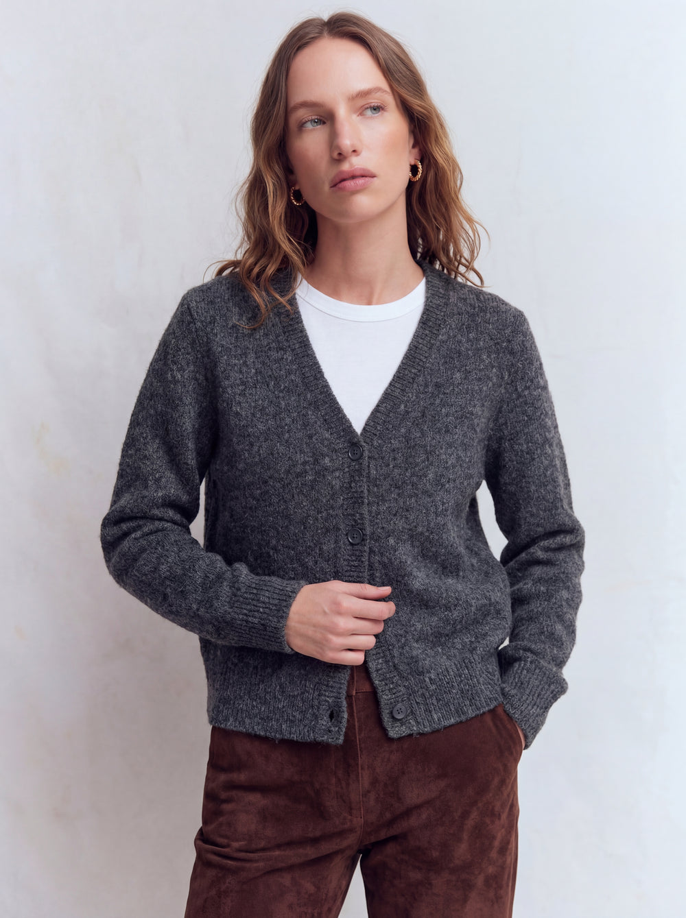 V YAKA YUMUSAK DOKULU TRIKO HIRKA FUME