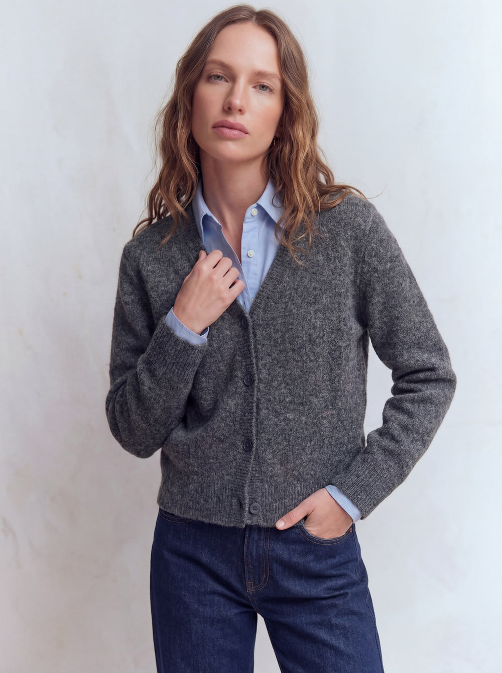 V YAKA YUMUSAK DOKULU TRIKO HIRKA FUME